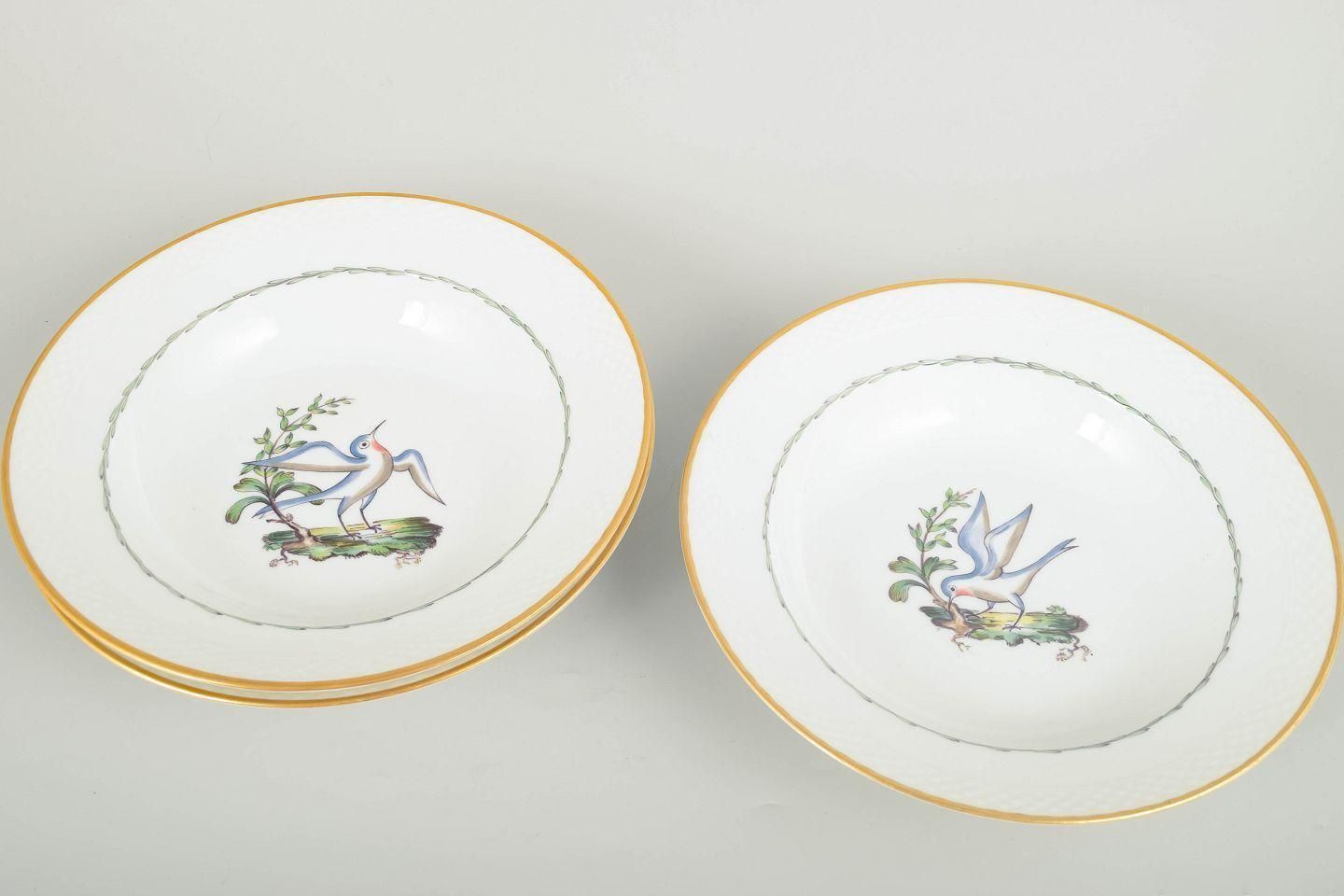 Royal Copenhagen. Vier grote diepe porseleinen borden met vogelmotief. Begin 20e eeuw photo furniture