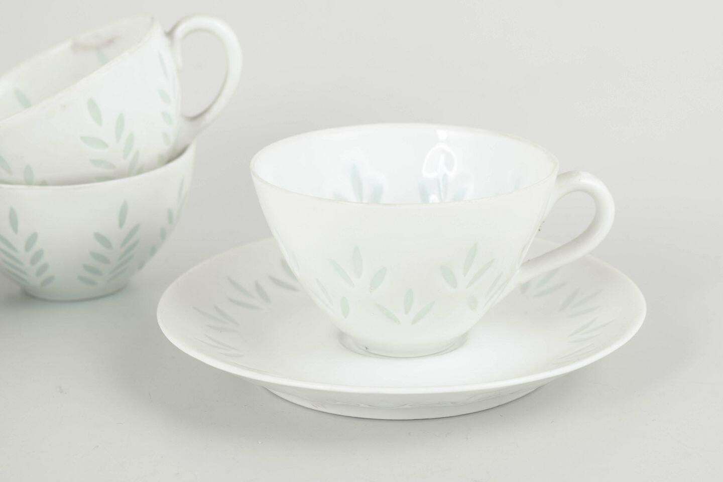 Friedl Holzer Kjellberg pour Arabia. Quatre tasses à moka en porcelaine avec soucoupes. photo for sale