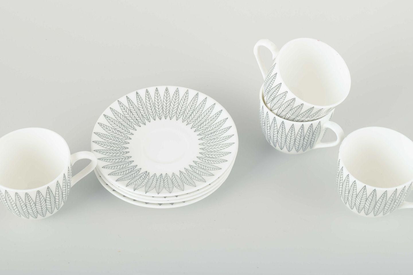 Stig Lindberg, Gustavsberg. Vier Faience Kopjes met Schotel. Grijs 'Salix' Patroon photo furniture