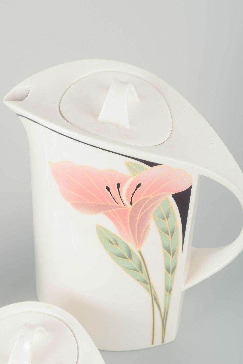 Villeroy & Boch. Koffieservies "Iris" bestaande uit koffiepot, suikerpot en melkkan photo for sale