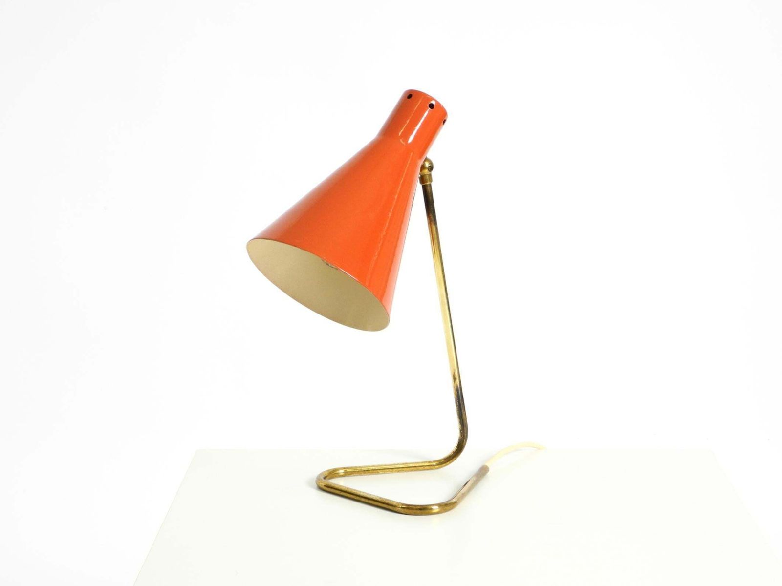 Grote mid-century modern messing tafellamp met baksteenrode kap photo furniture