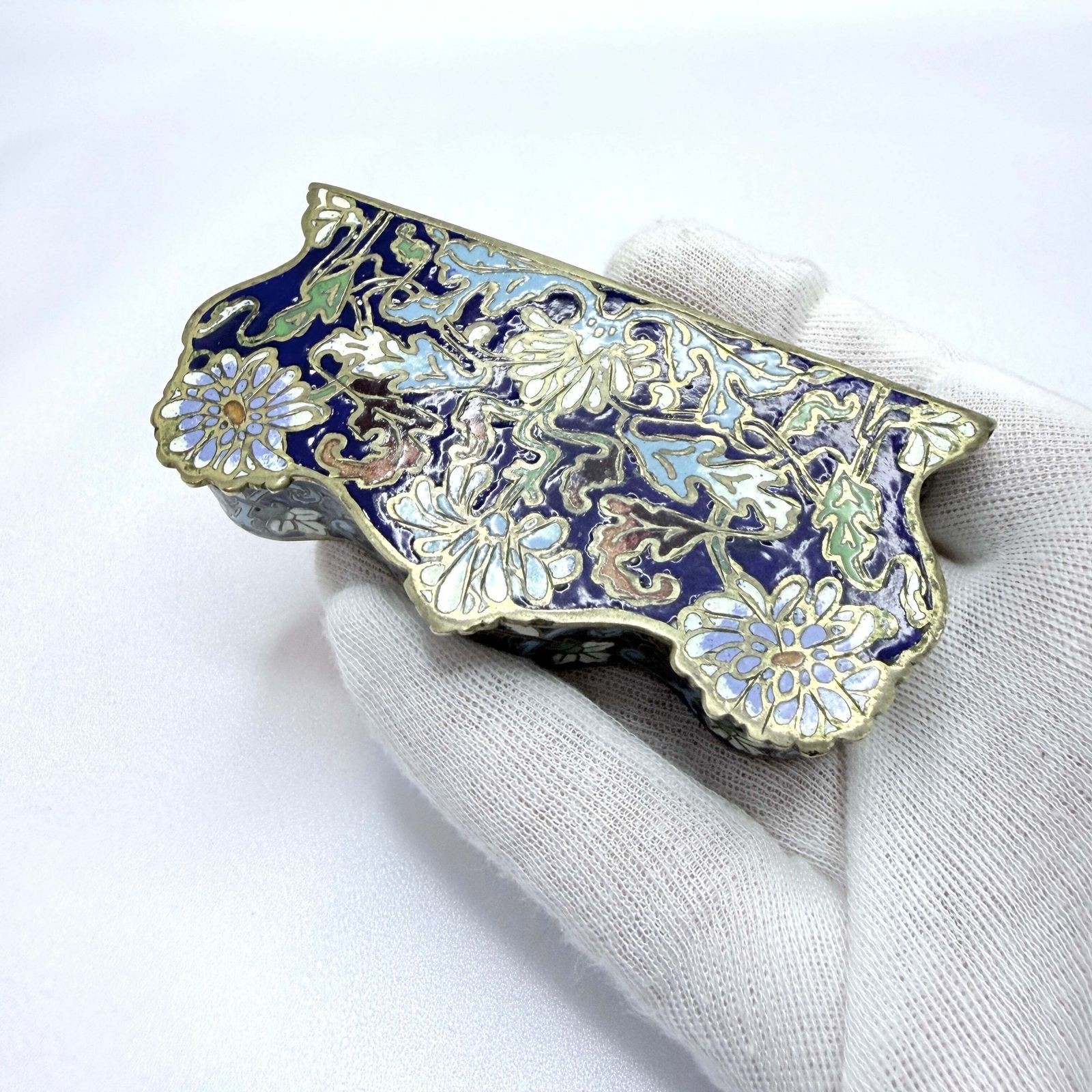 Frankrijk, ca. 1890s. Antiek art nouveau champlevé email sieradendoosje. photo furniture