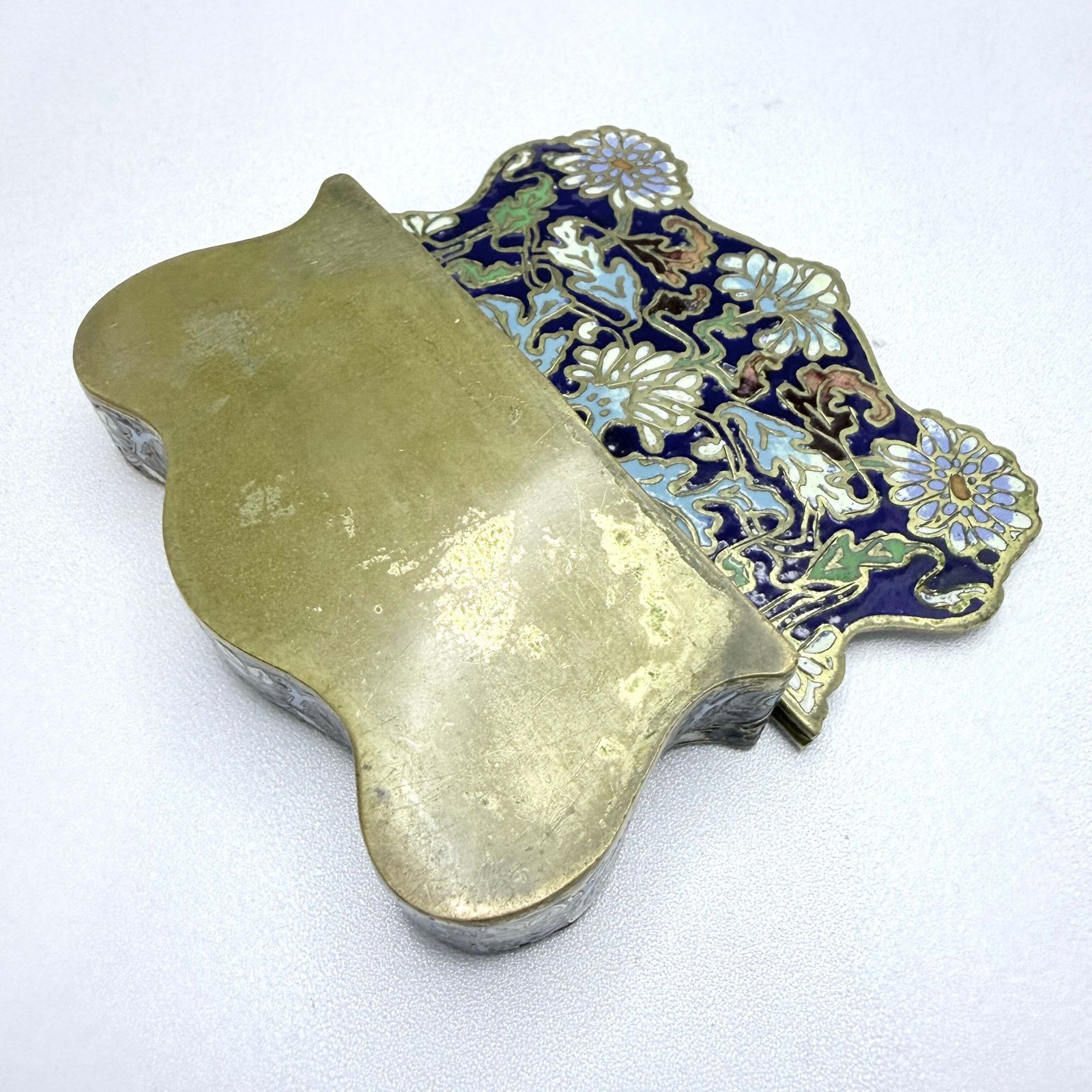 photo vinterior Frankrijk, ca. 1890s. Antiek art nouveau champlevé email sieradendoosje.