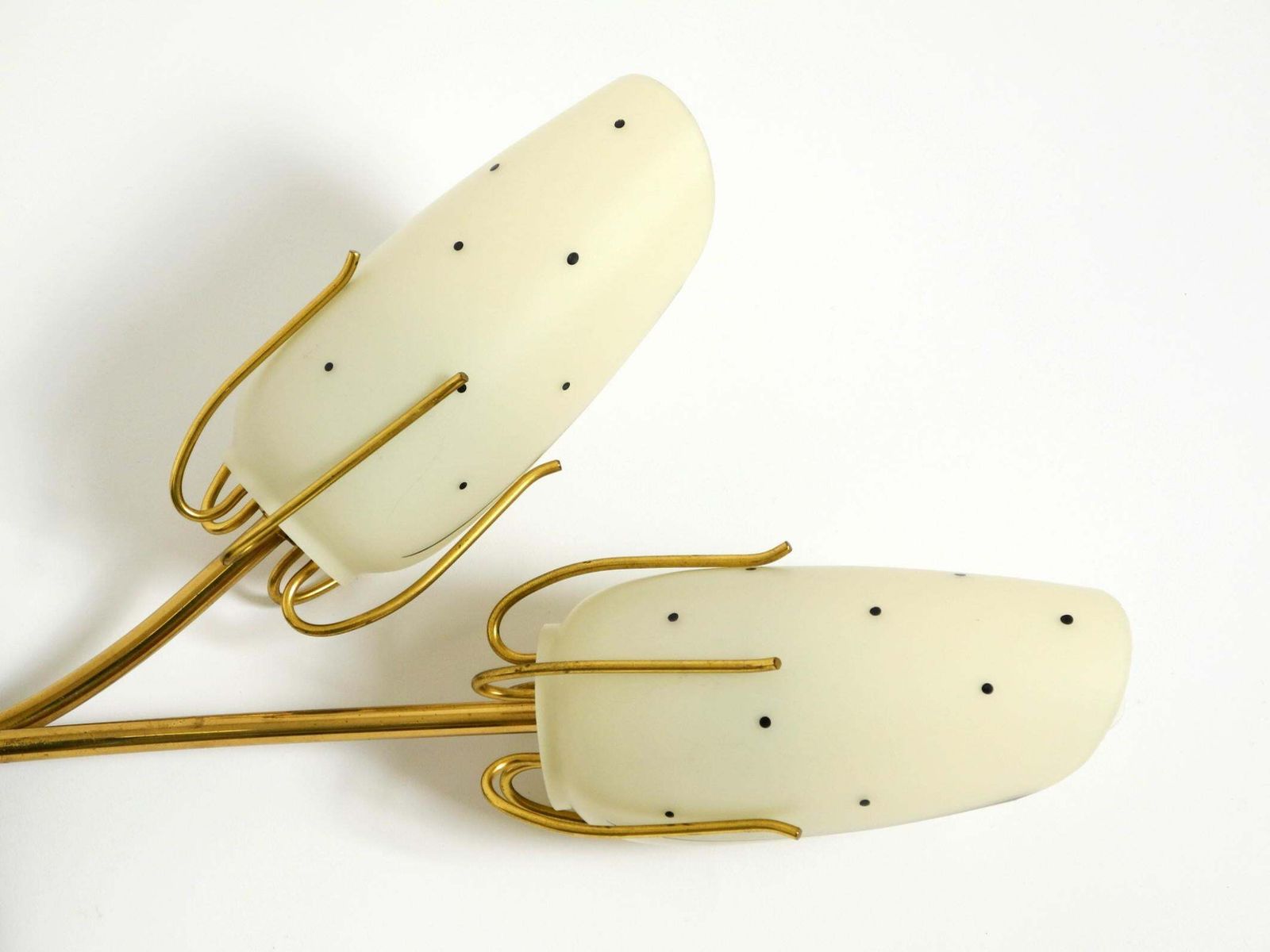 photo furniture Zeldzame Mid-Century messing wandlamp met beschilderde glazen kappen