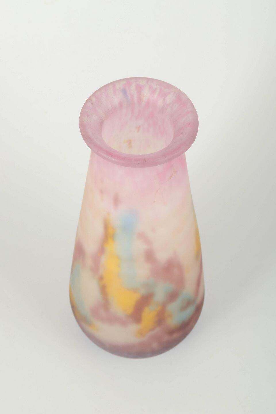 Muller Frères, Luneville. Cilindrische vaas in meerkleurig opaalkleurig glas. photo furniture