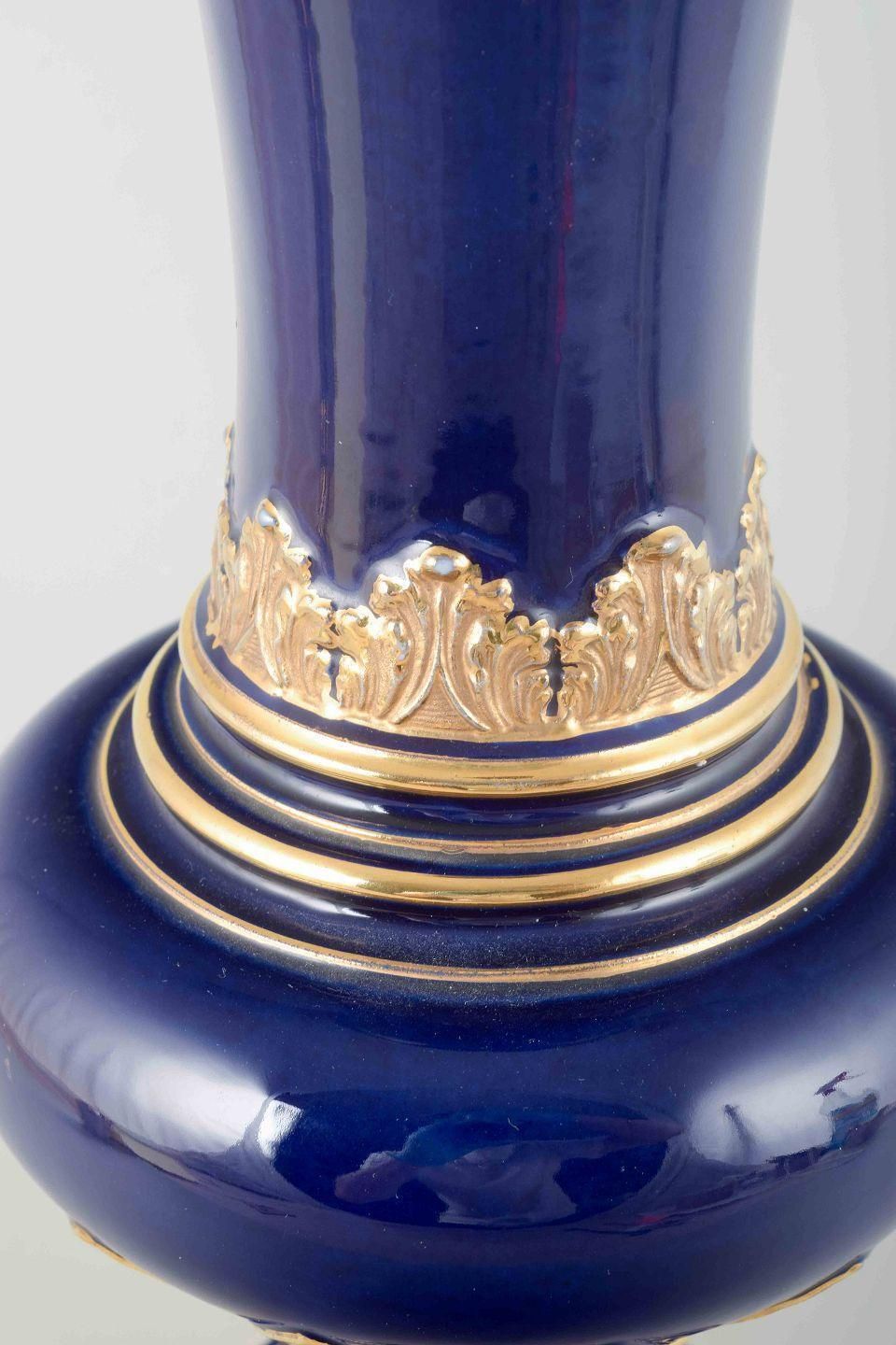 Meissen. Vase couvert en glaçure bleu cobalt profond à ornementation dorée. photo for sale