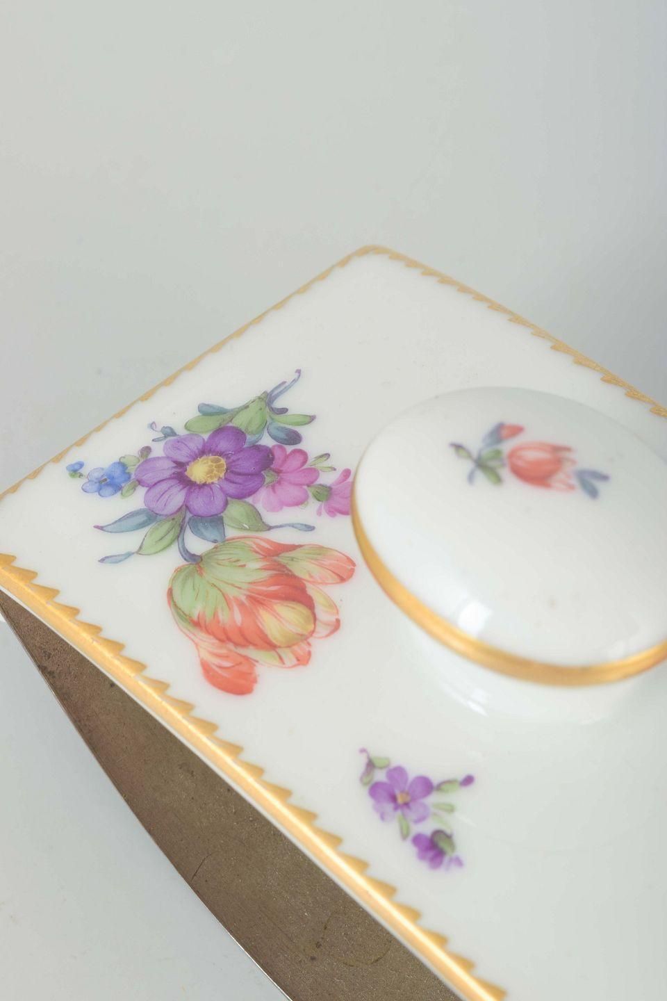 Royal Copenhagen Saxon Flower. Buvard en porcelaine à motif floral. Vers 1900 photo for sale