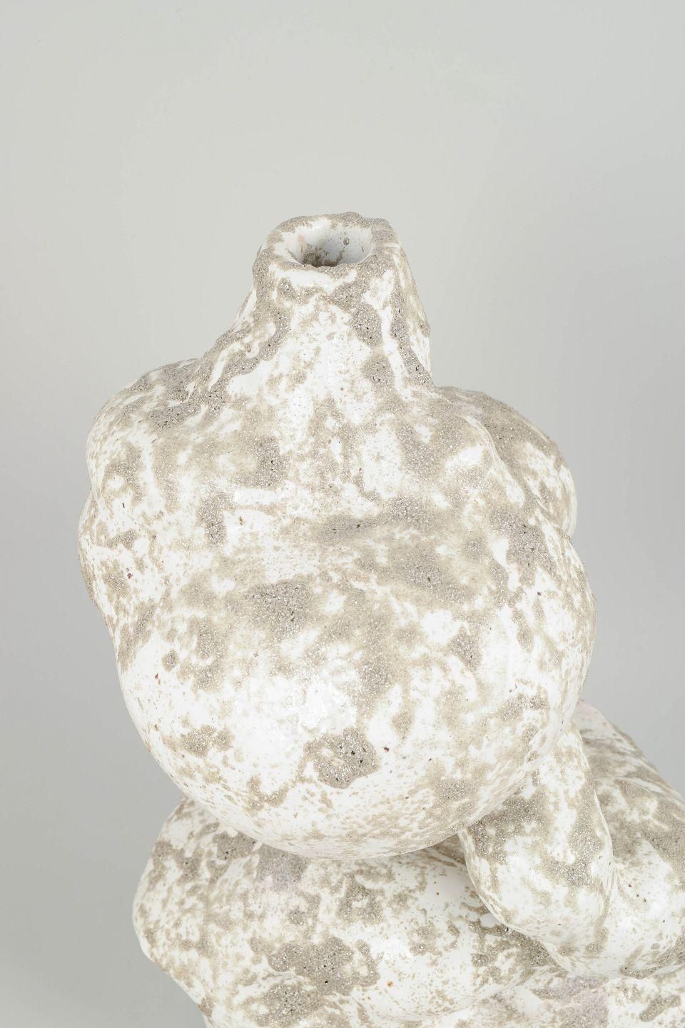 Christina Muff, artiste danoise. Vase en grès de forme organique. 2025 photo furniture