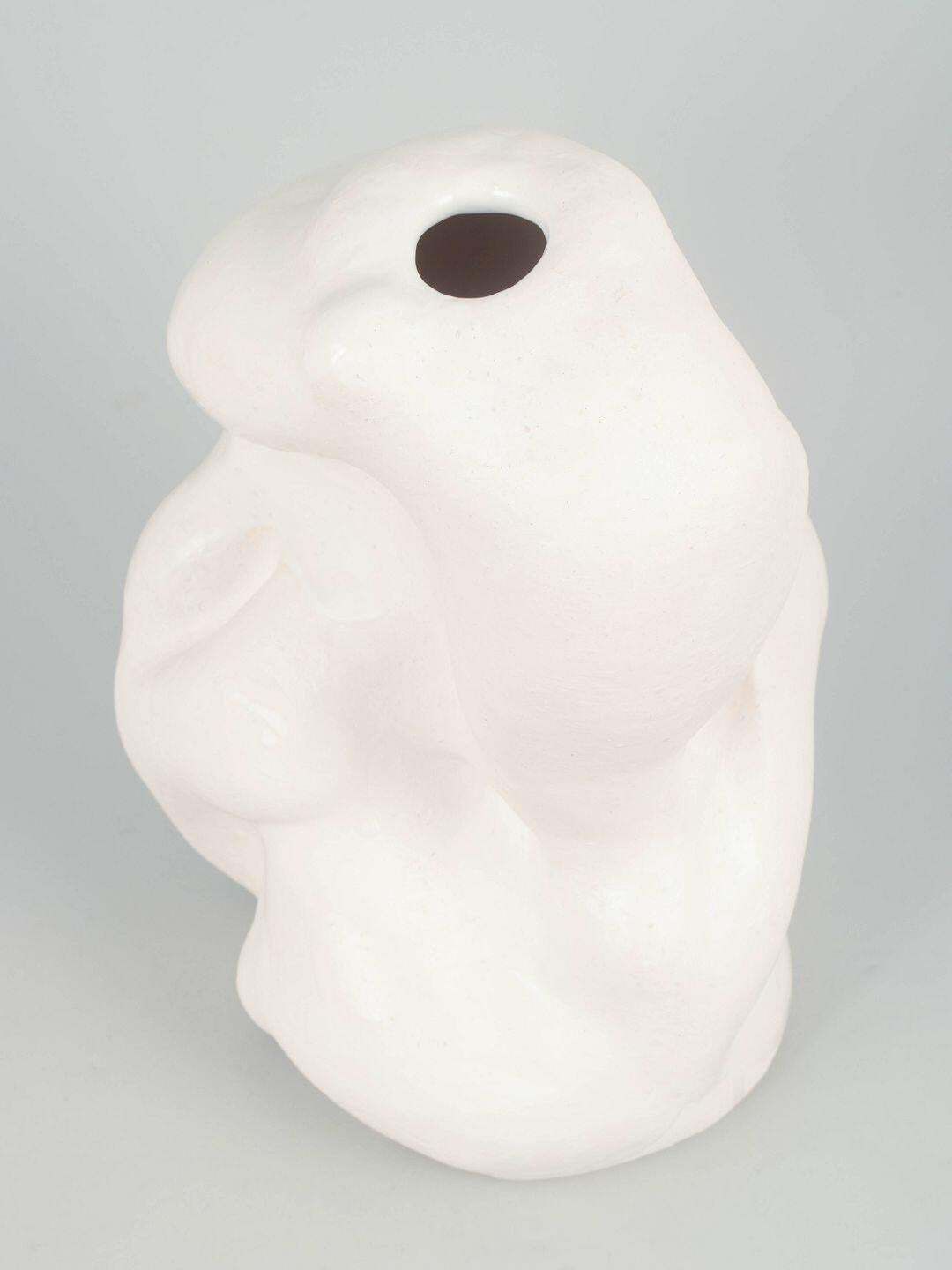 Christina Muff, hedendaags Deens kunstenaar. Organisch gevormde stoneware vaas. photo furniture