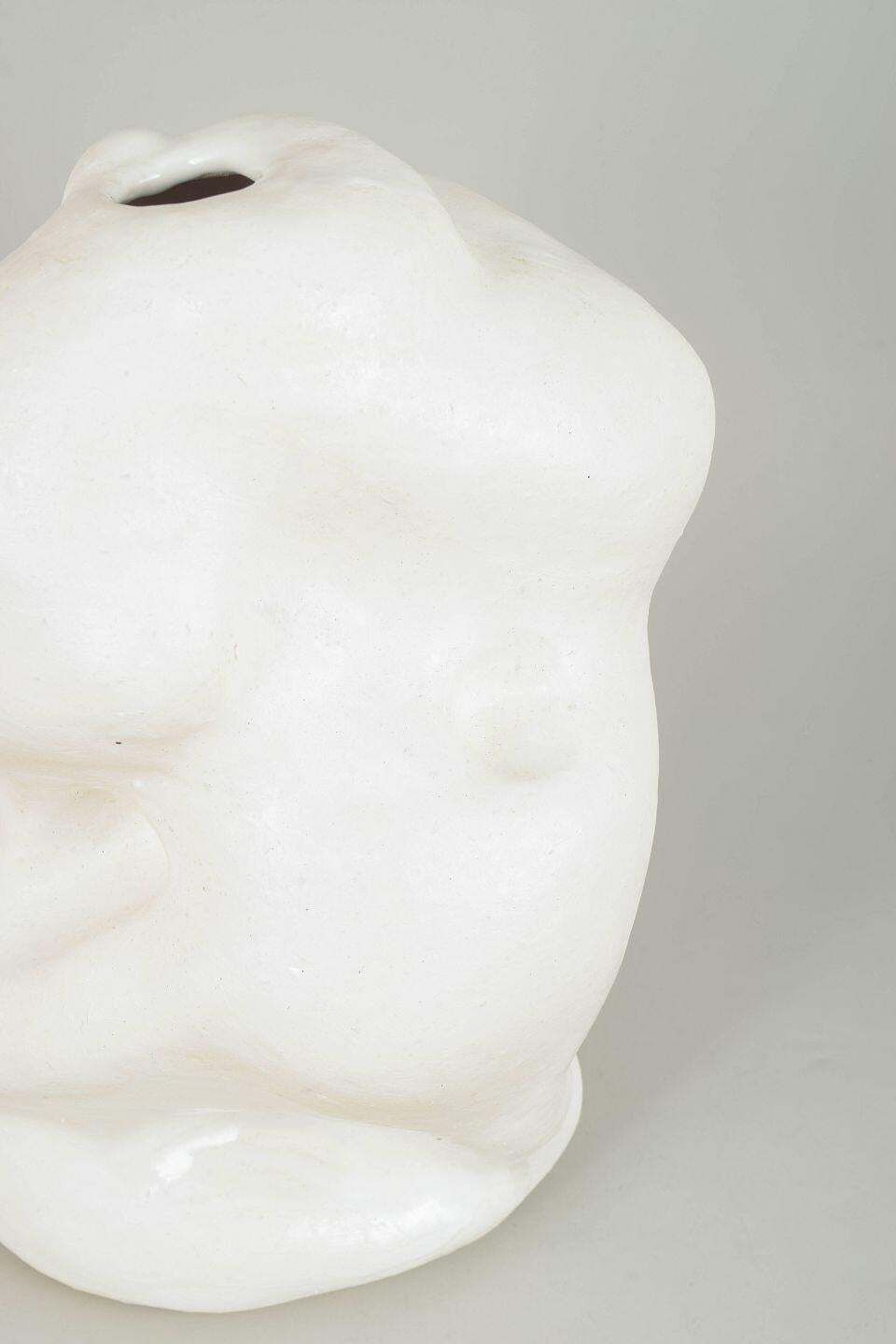 Christina Muff, hedendaags Deens kunstenaar. Organisch gevormde stoneware vaas. photo Woonaccessoires
