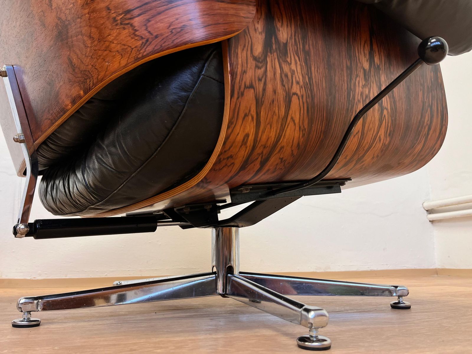 photo vintage XL Bijzondere Gebogen Multiplex Lounge Chair en Ottoman in Palissander, ca. jaren 1960