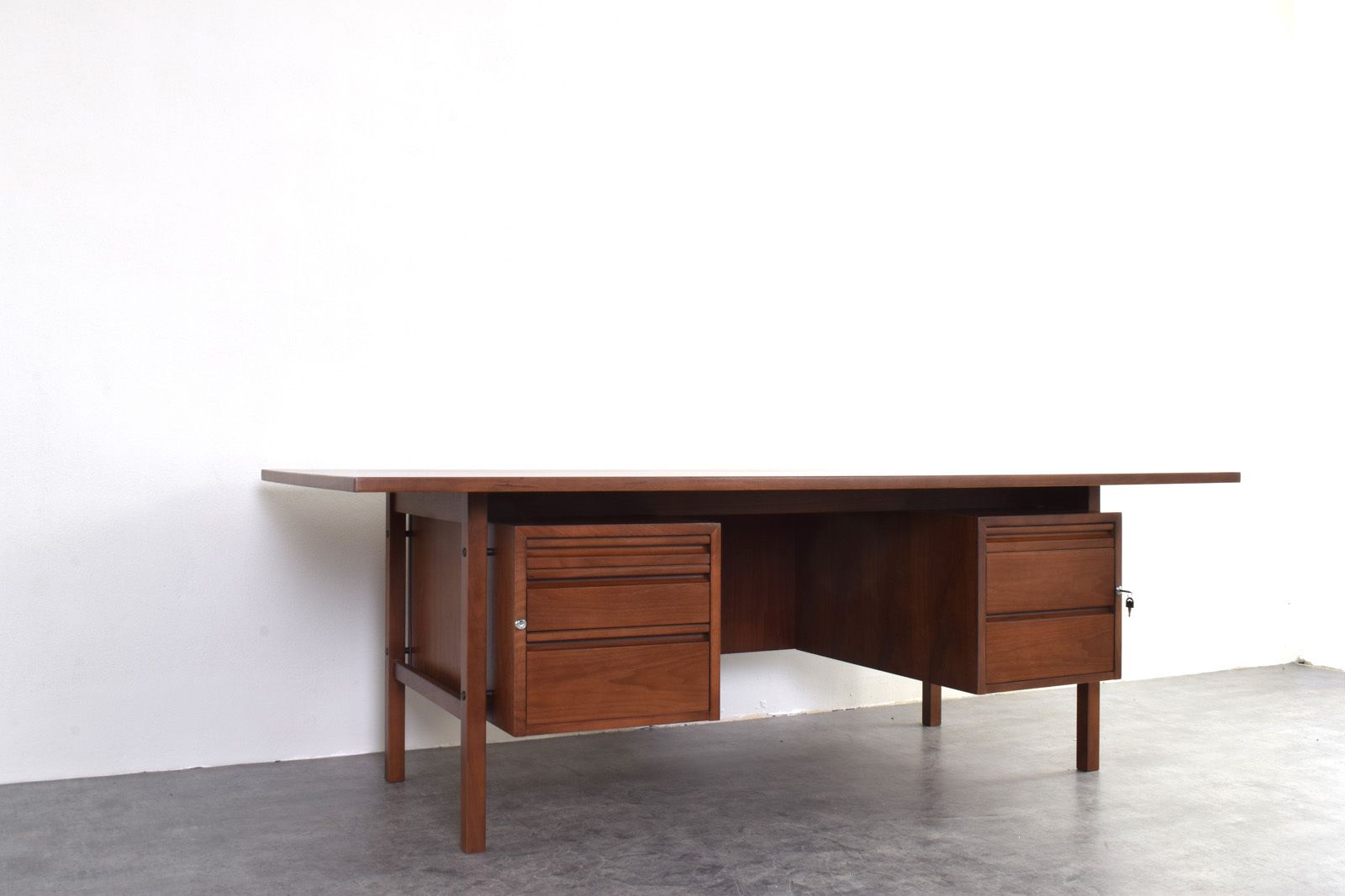 Mid Century Large American Walnut Executive Desk photo 6599.0