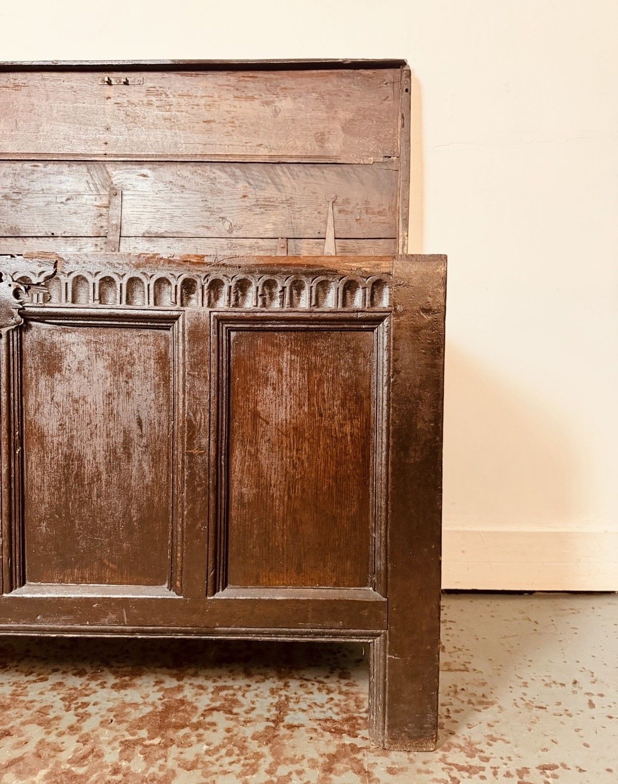 photo vintage A Rare & Beautiful 320 Year Old James II Antique Oak Panelled Coffer C1690