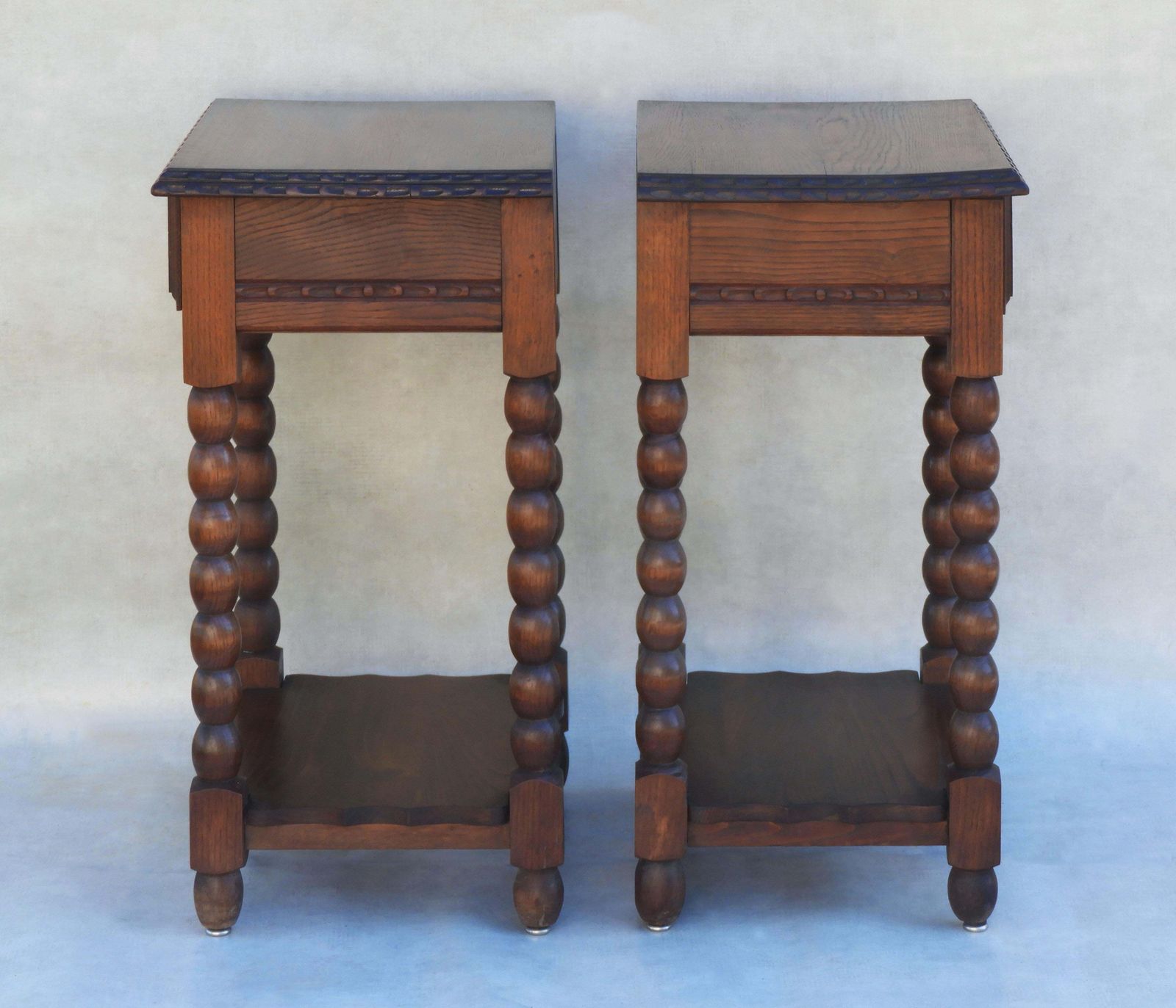 Paire de tables de chevet néo-basques en chêne sculpté, un tiroir, France, années 1930 photo vinterior