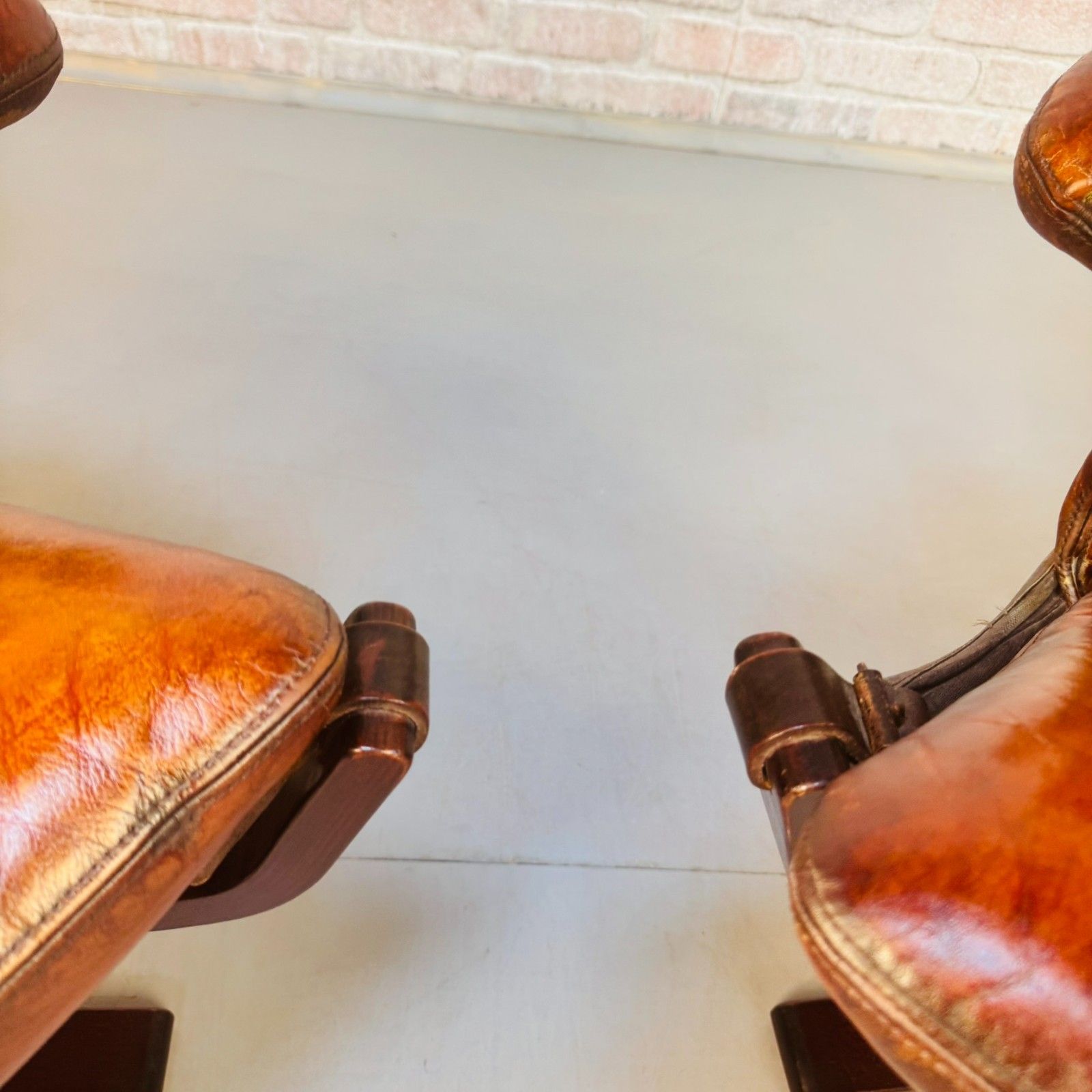 photo buy Pair Vintage Trygg Mobler Superstar Chairs Sigurd Resell Tan Leather