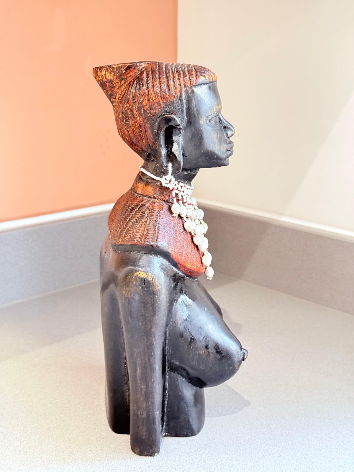 photo furniture Grand buste féminin tribal africain, figure ethnographique sculptée à la main