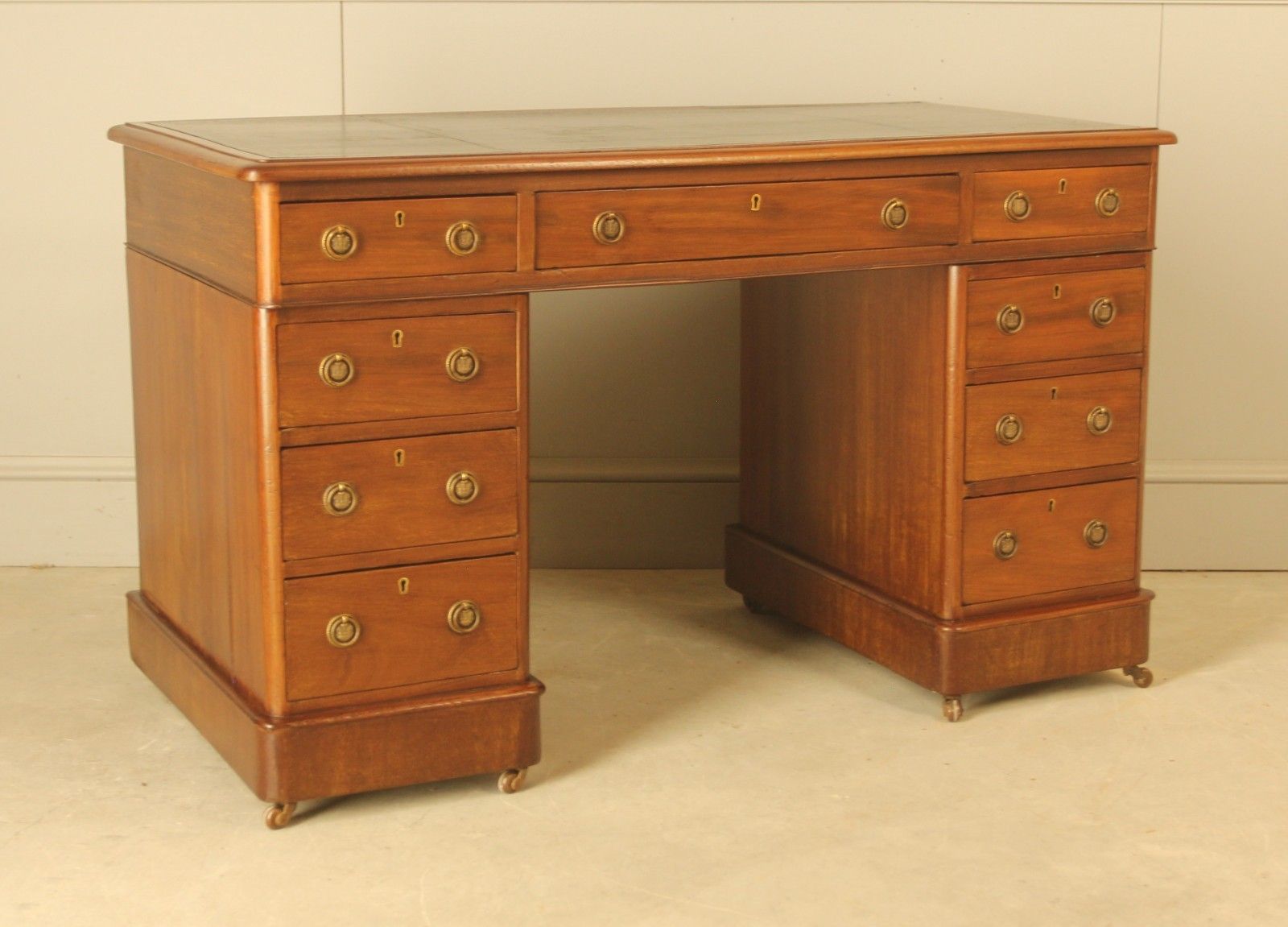 Victorian Mahogany Kneehole Pedestal Desk