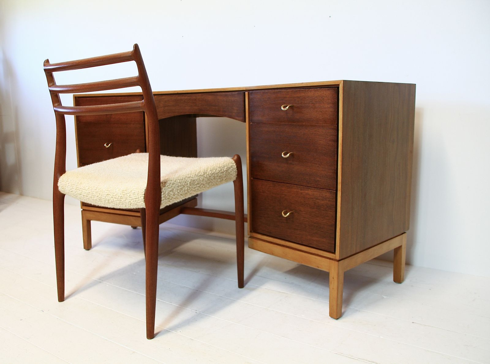 515.0 Vintage Walnut Desk By John & Sylvia Reid For Stag "Duet" 1960s photo