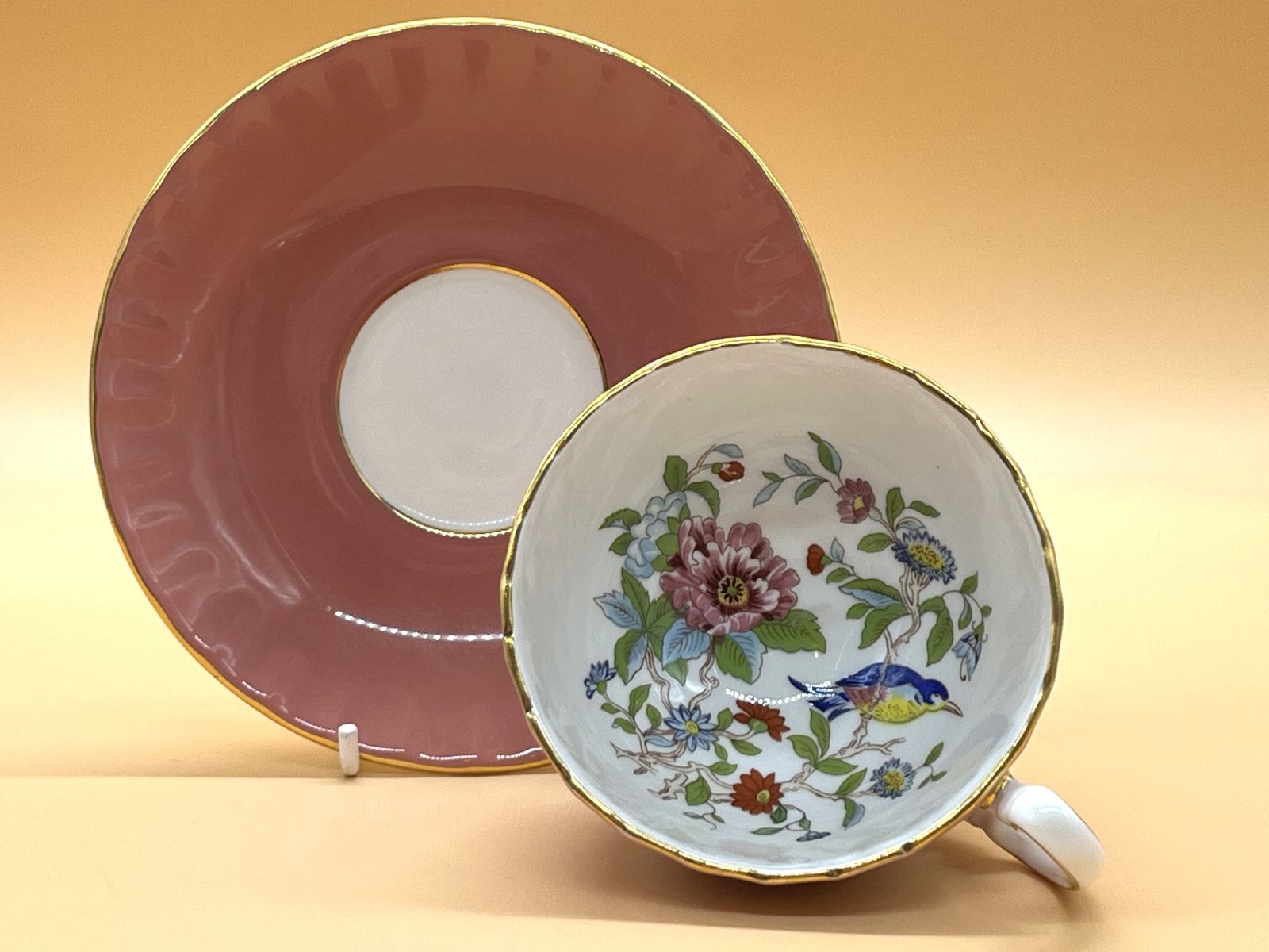 Tasse à thé de cabinet et soucoupe Aynsley China, forme Oban, décor Pembroke, rose. photo furniture