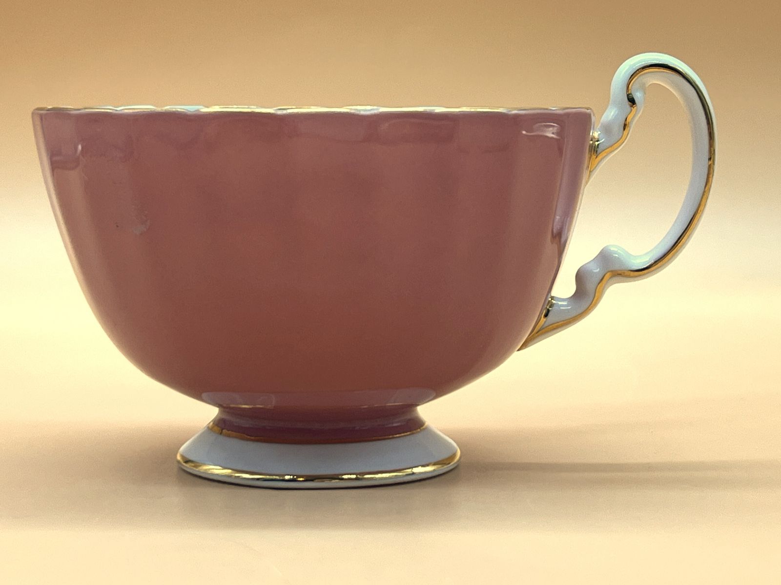 Tasse à thé de cabinet et soucoupe Aynsley China, forme Oban, décor Pembroke, rose. photo Décoration