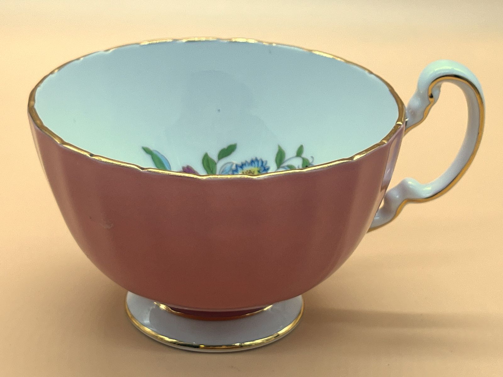 Aynsley China Oban vorm Pembroke dessin roze vitrine theekop en schotel duo. photo 50.0