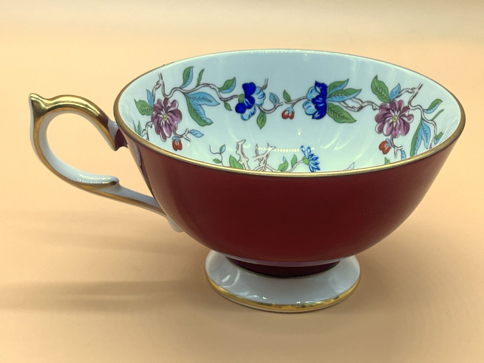 Tasse à thé et soucoupe Aynsley China, forme Athens, décor Pembroke bordeaux. photo buy