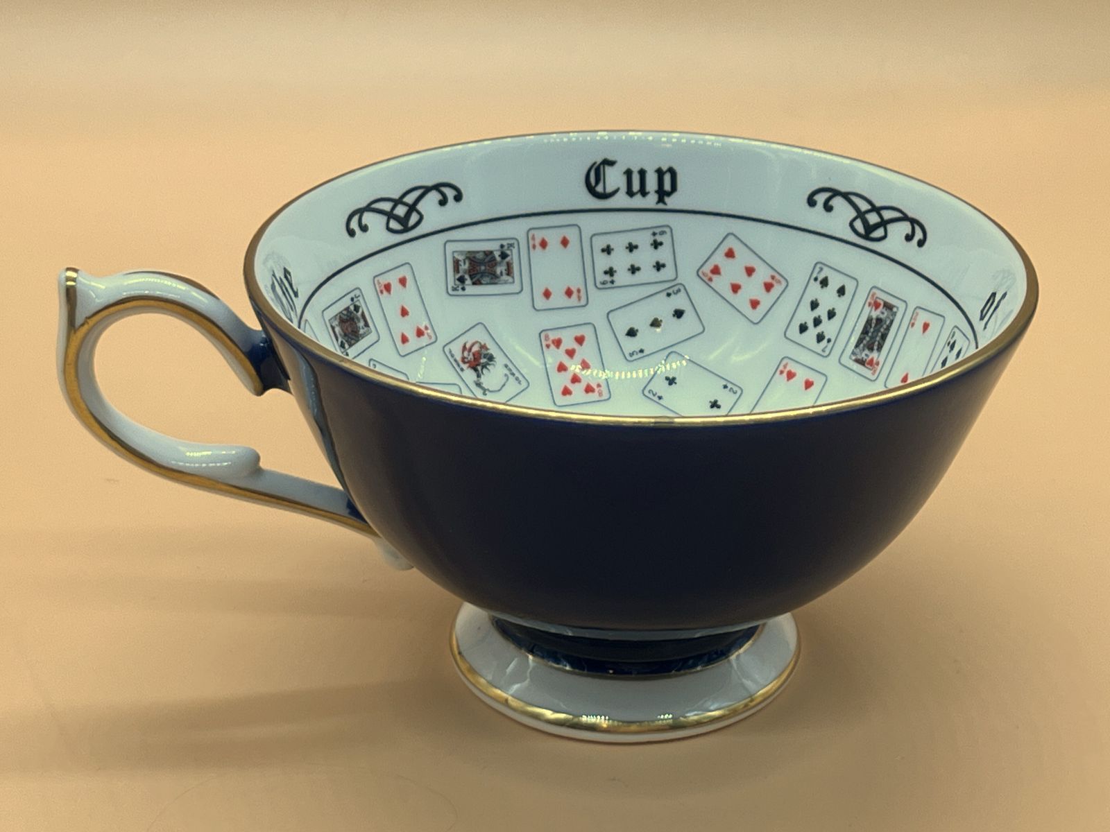 Tasse à thé et soucoupe Aynsley China, forme Athens « The Cup of Knowledge », décor Fortune Telling bleu foncé. Neuf et non utilisé. photo vintage
