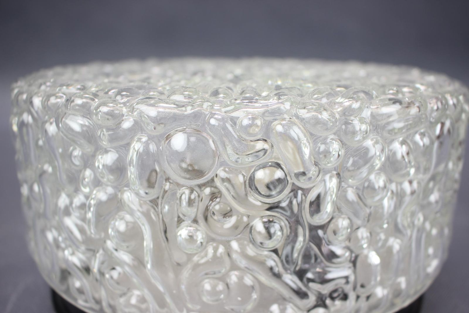 Plafonnier mid-century en verre bullé, Tchécoslovaquie, années 1960. photo Luminaires