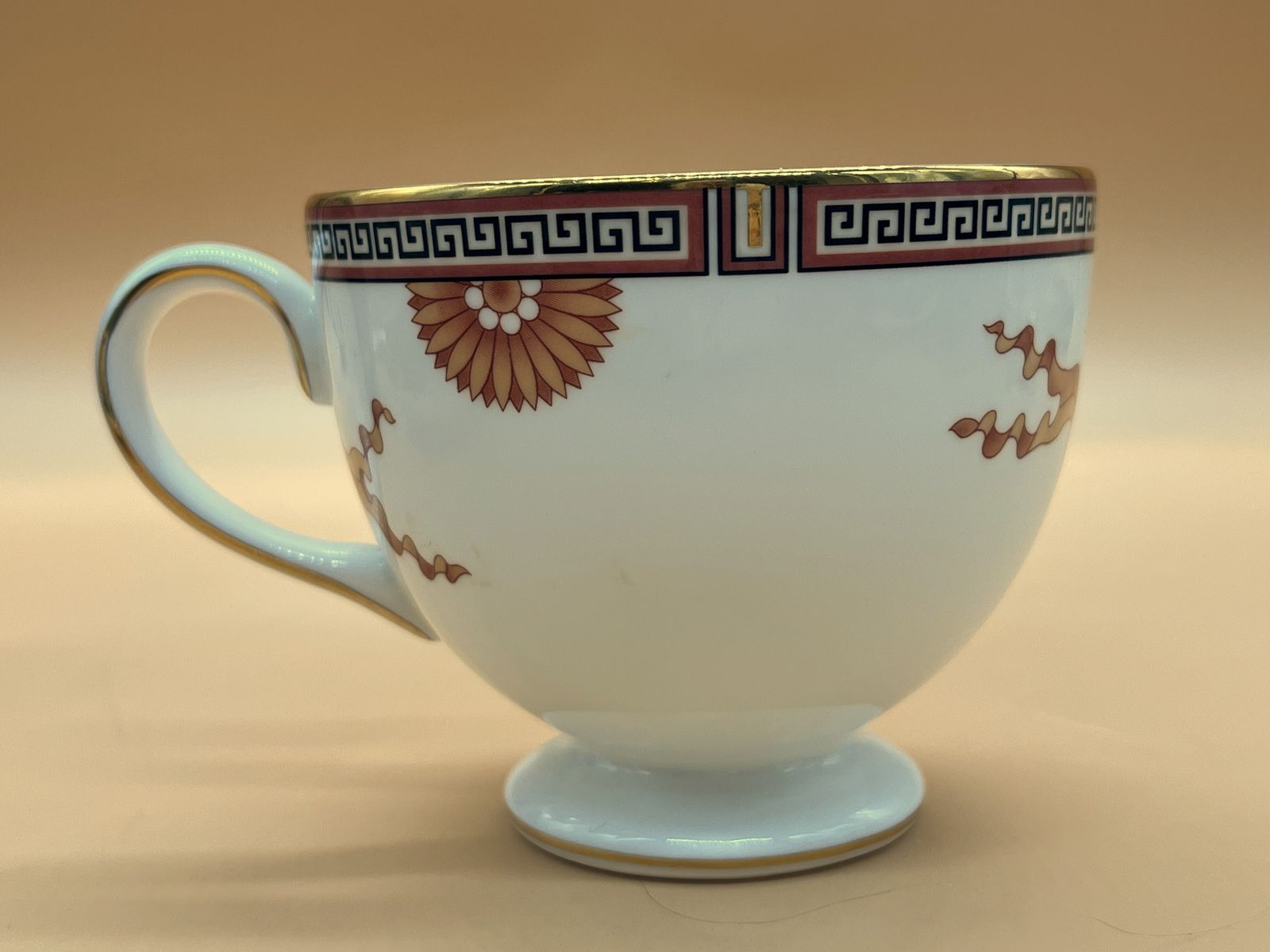 photo furniture Set van 2 Wedgwood China Dynasty design Leigh shape theekopjes met schotels.