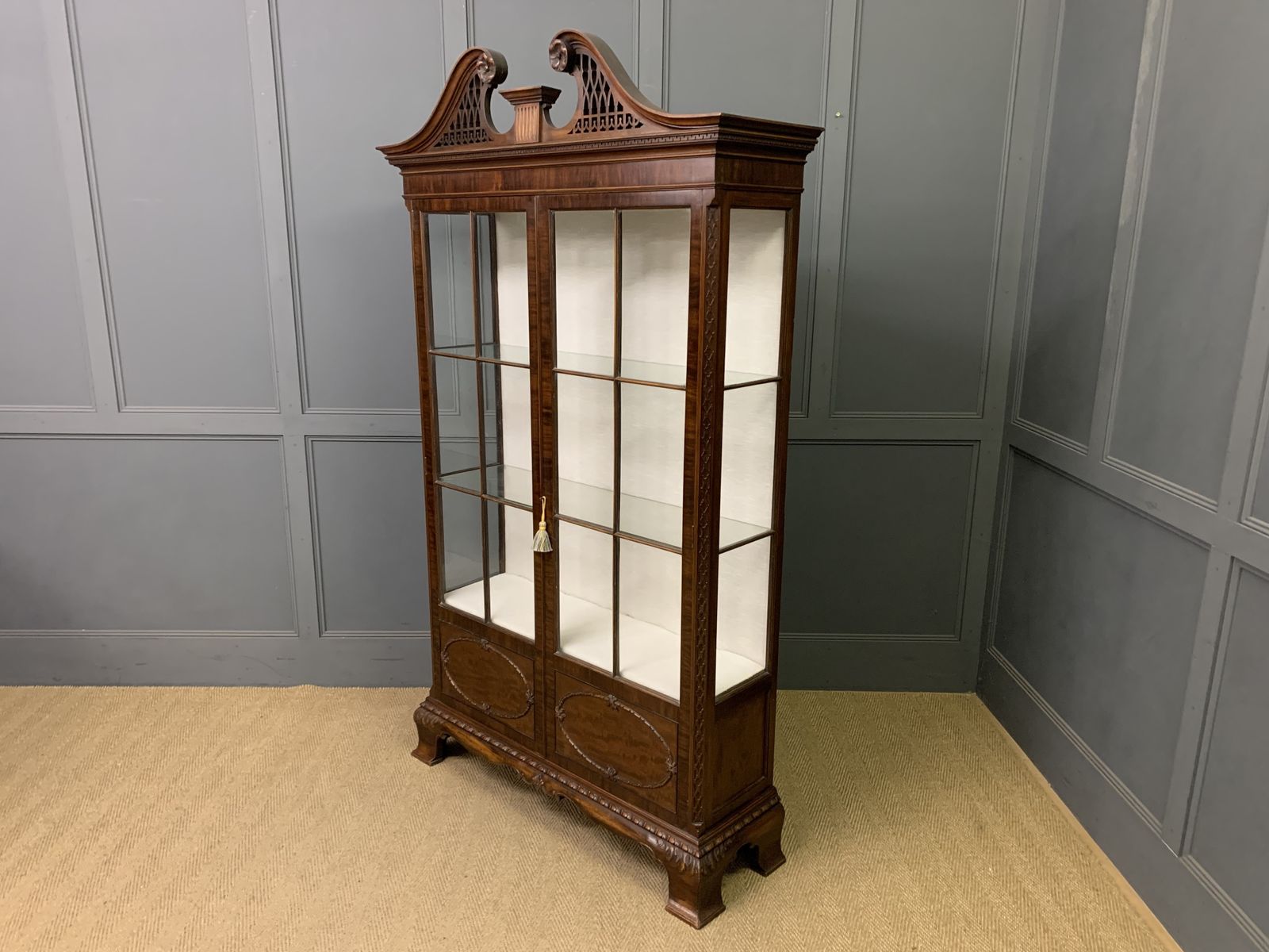 photo vinterior Chippendale Stye Mahogany Display Cabinet