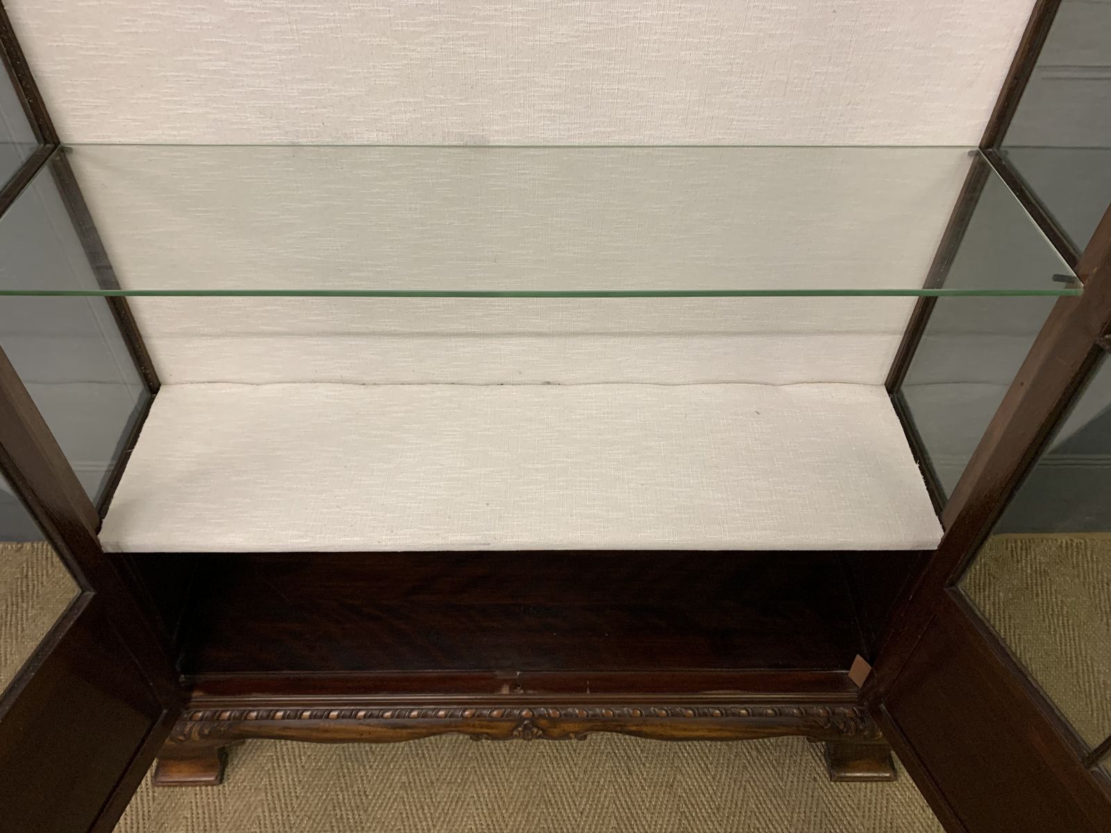 photo vintage Chippendale Stye Mahogany Display Cabinet