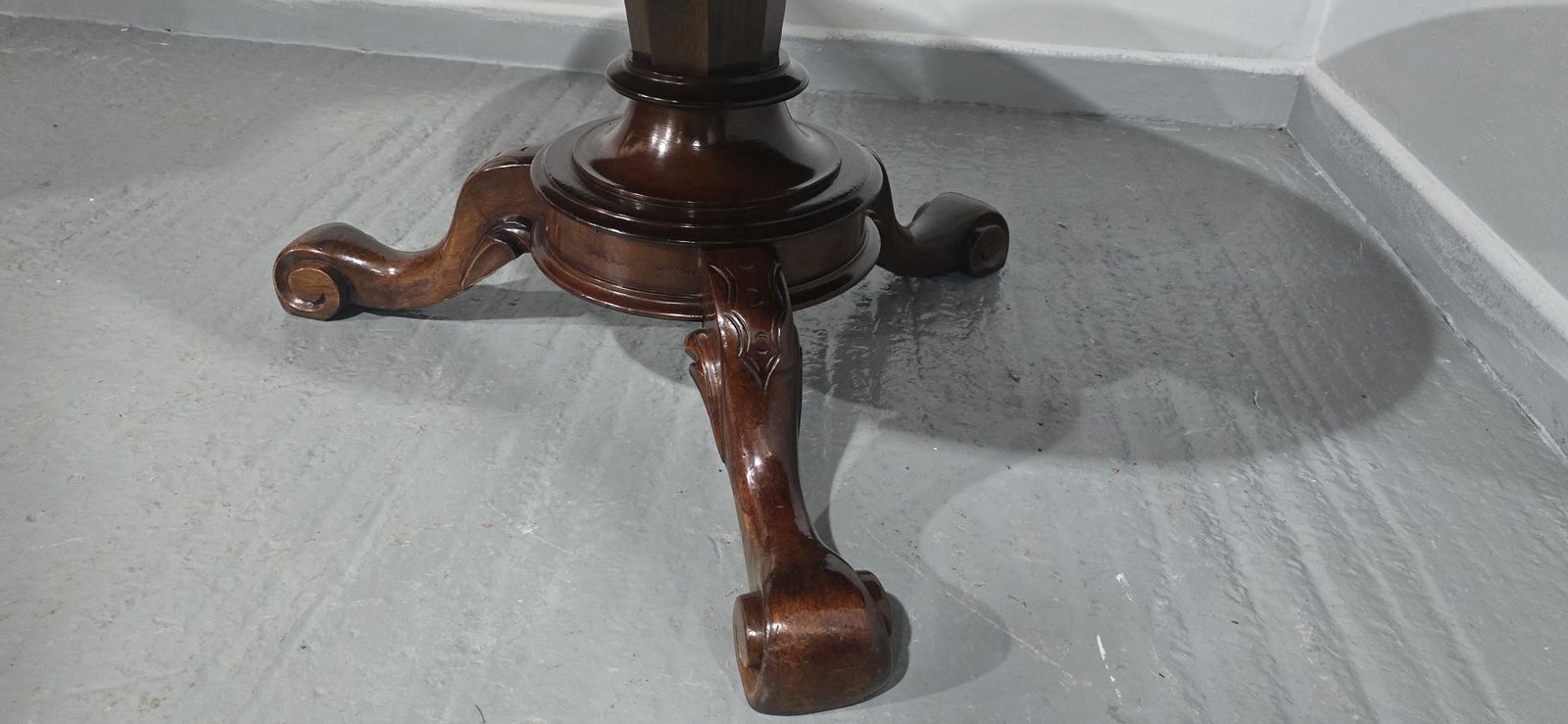 photo furniture Victorian Oval Coffee Table