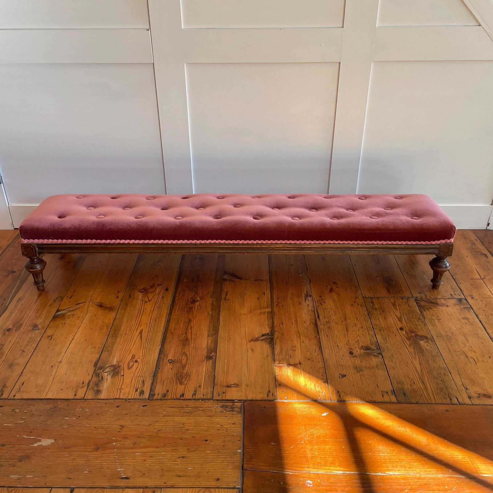 Furniture Vintage Velvet Footstool Ottoman Bench Pink Tufted Wooden Long Upholstered Stool Seat Turned Legs photo