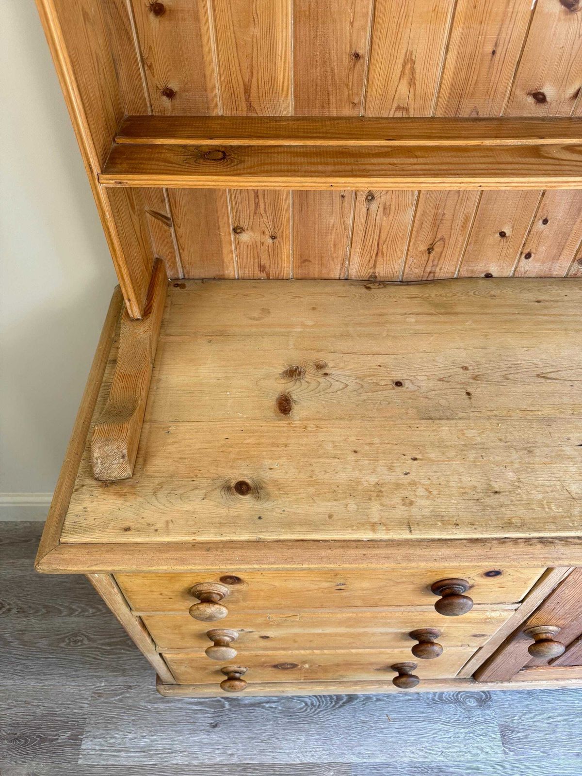 photo vinterior Antique Pine Dresser Sideboard With Shelving And Drawers – Rustic Farmhouse Cabinet