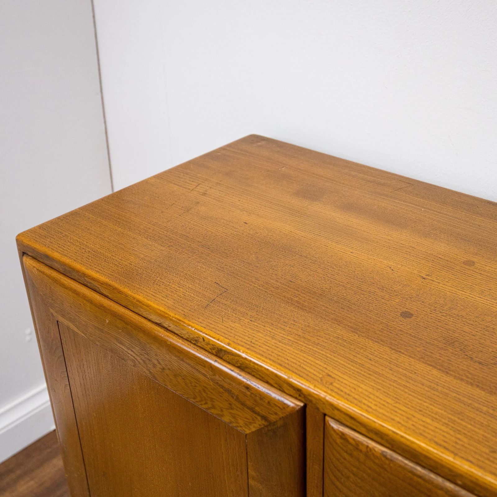 Ercol Windsor Elm Sideboard Model 455 photo vinterior