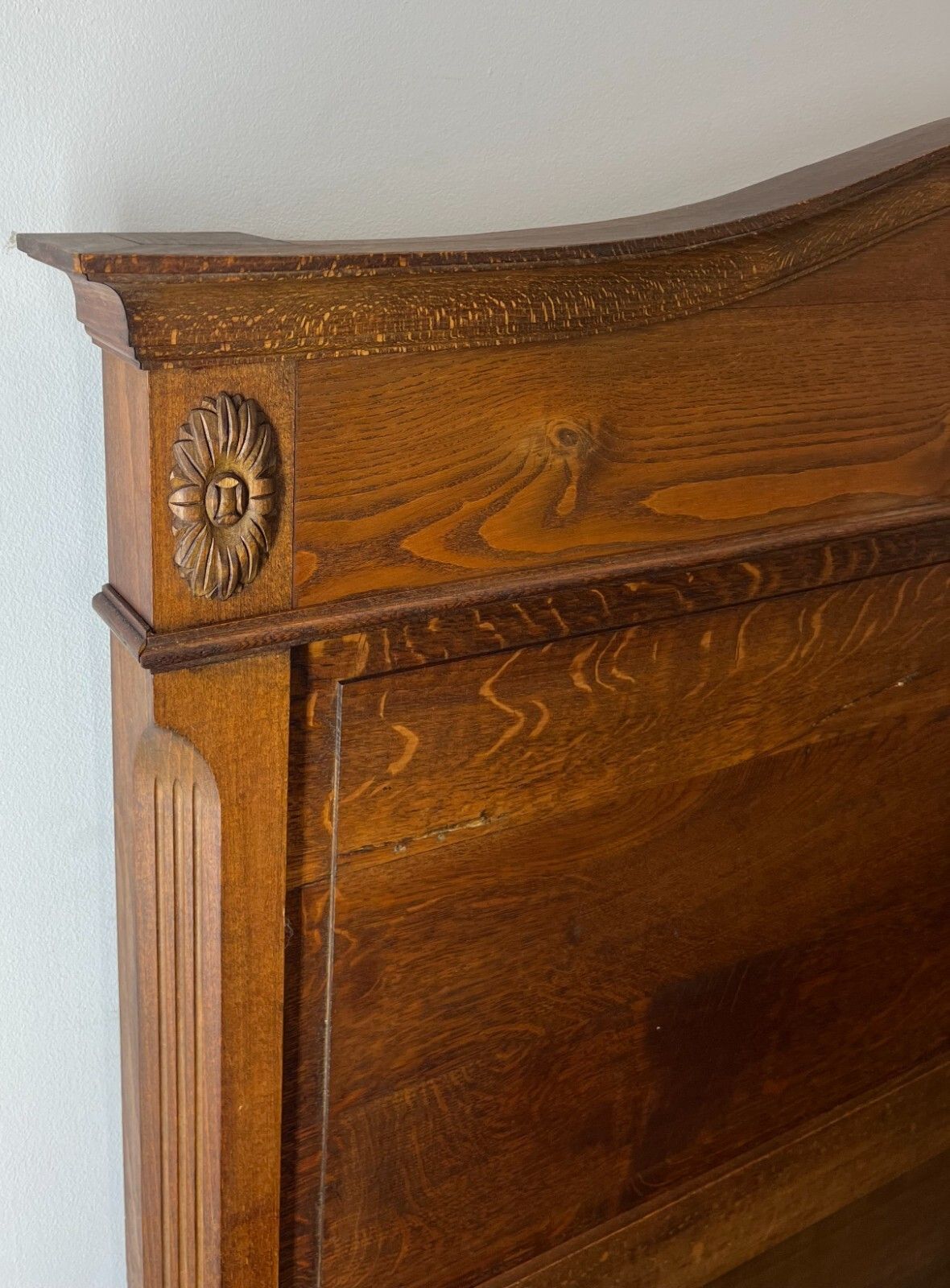 photo furniture Bed Antique French Style Double Bed Wood Frame Carved Headboard Lot 3239