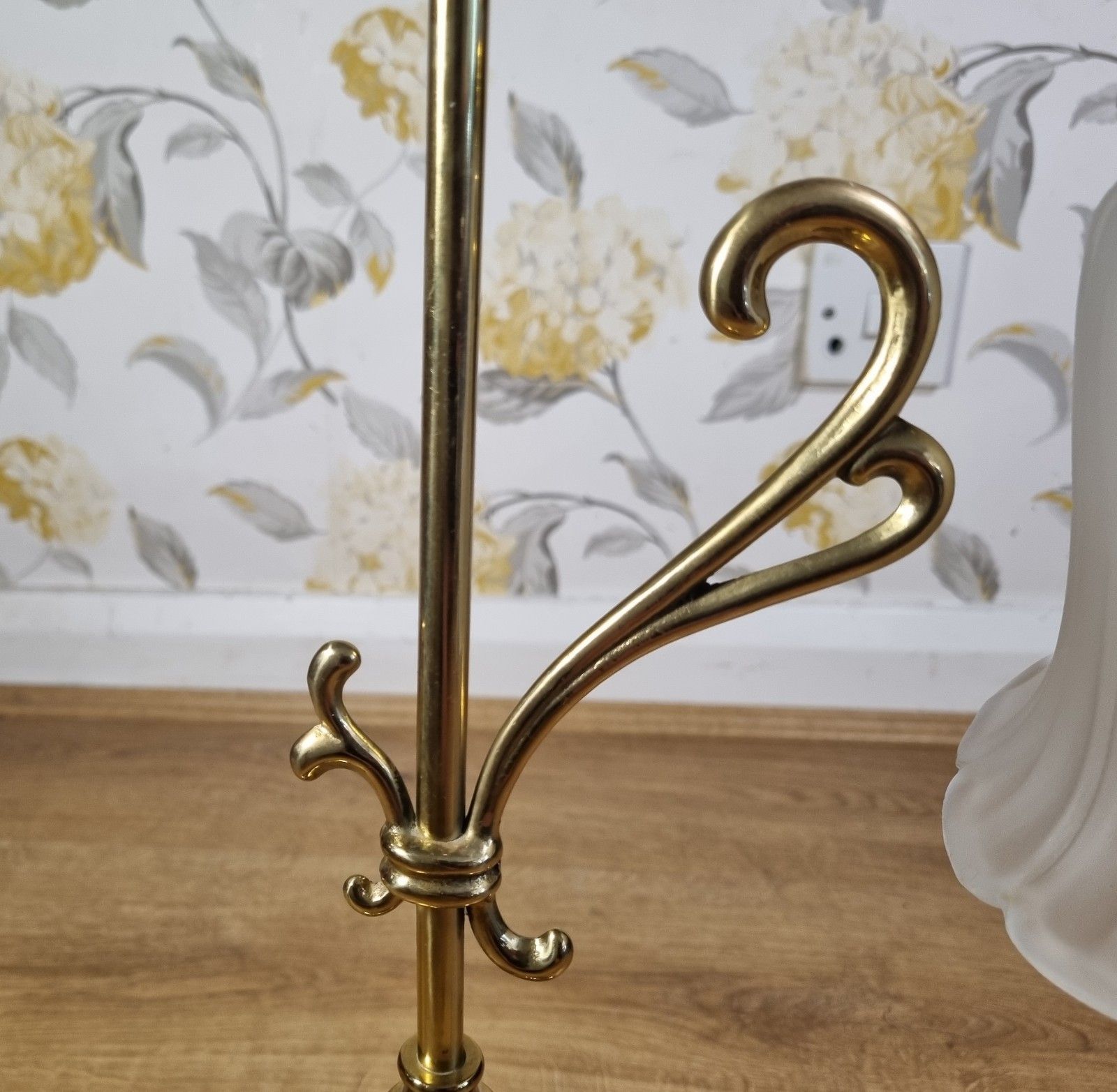 photo furniture Vintage Brass Swan Neck Table Lamp Glass Tulip Shade Art Nouveau/Antique  Style