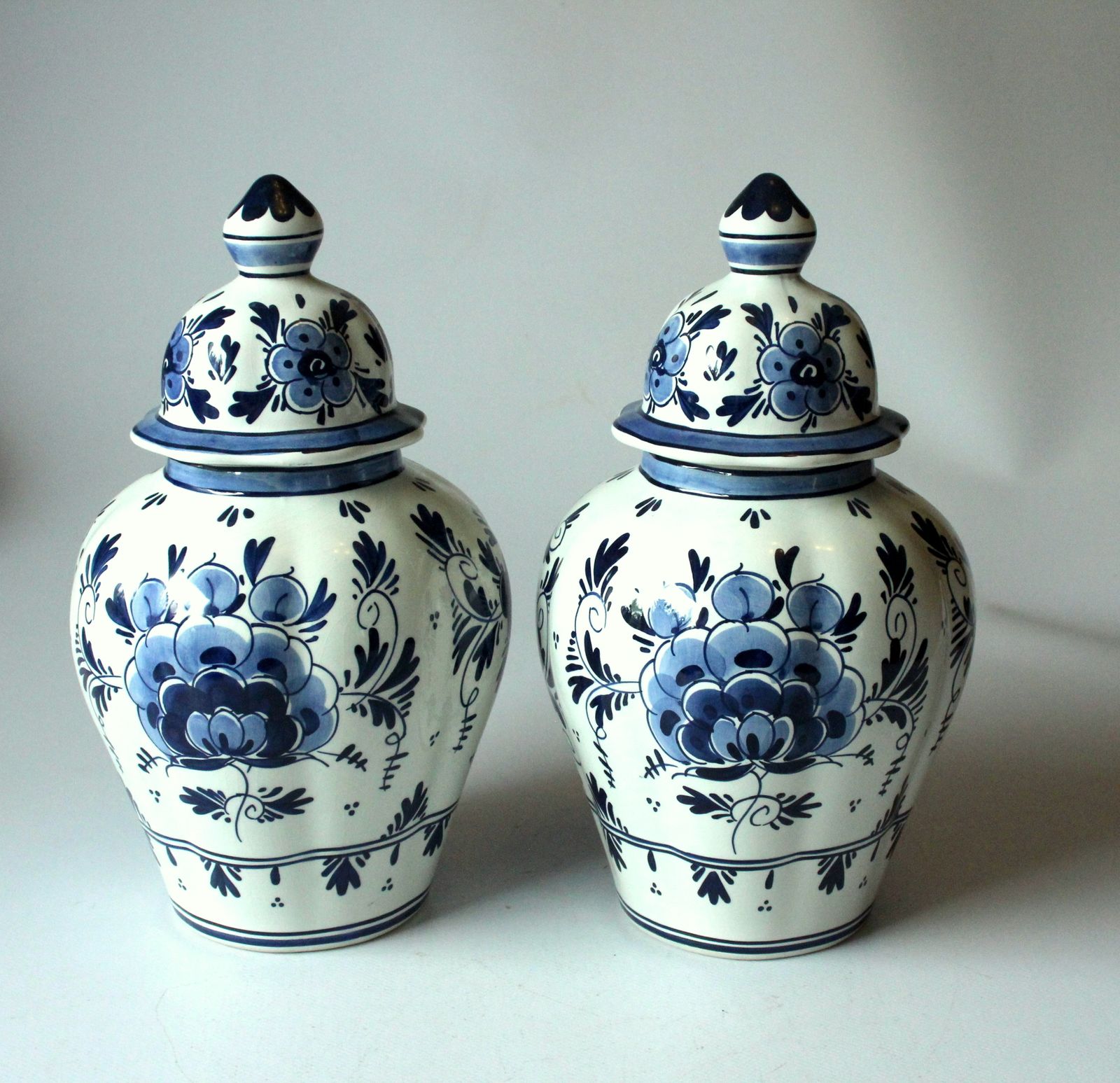 2 Handgeschilderde Delfts Porseleinen Vazen met Deksel als Set, Vintage, Gemerkt photo for sale
