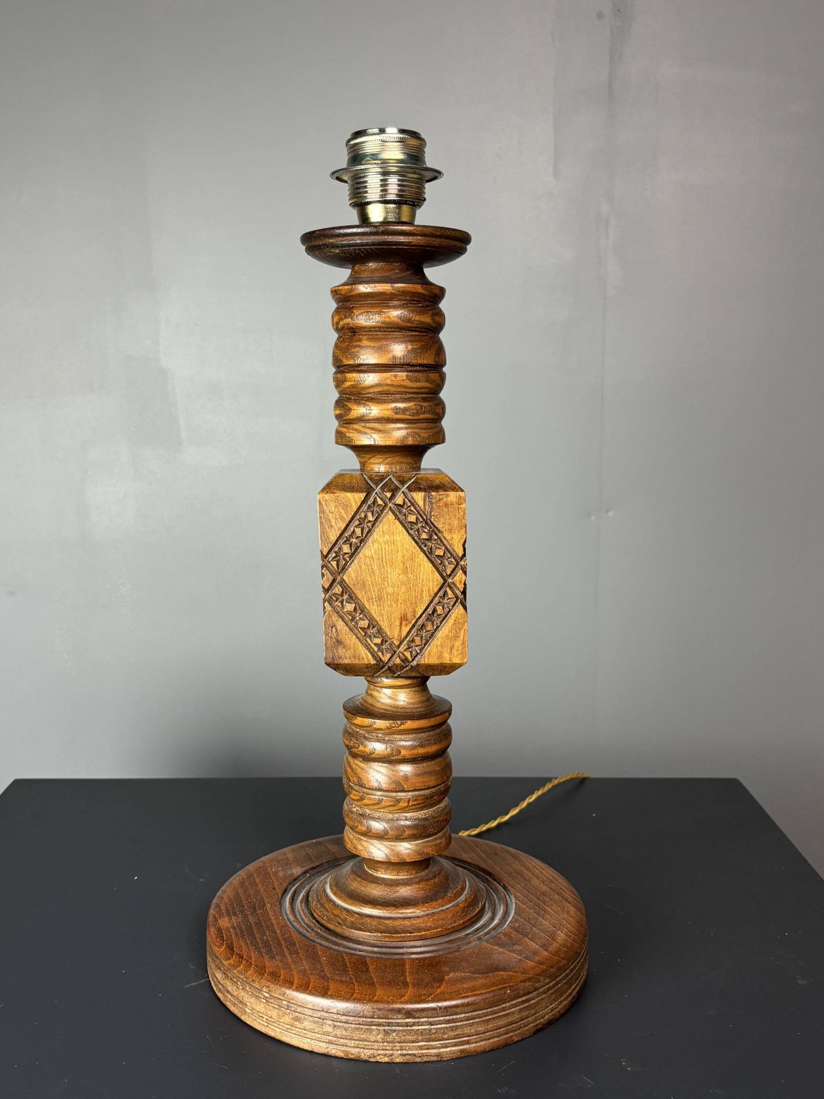 Lampe de table mid-century Brutalist en bois tourné, dans le style de Charles Dudouyt photo Luminaires