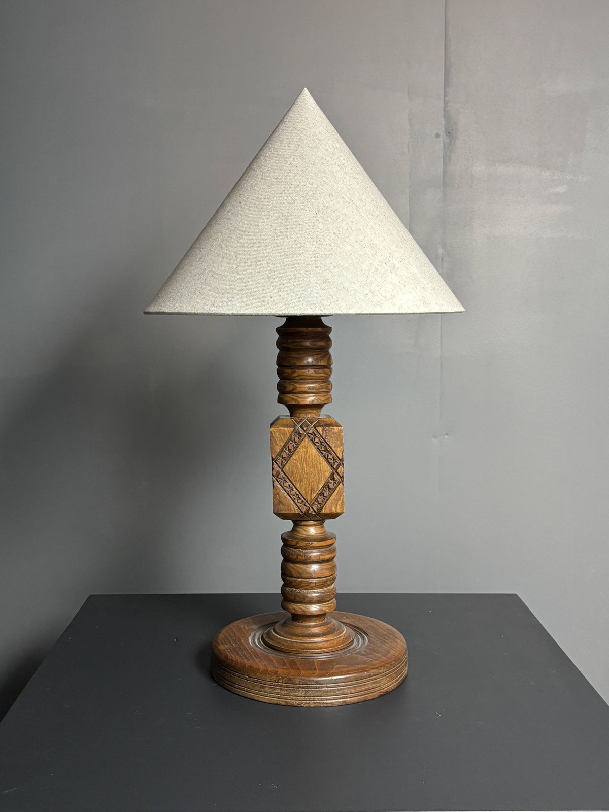Lampe de table mid-century Brutalist en bois tourné, dans le style de Charles Dudouyt photo vinterior