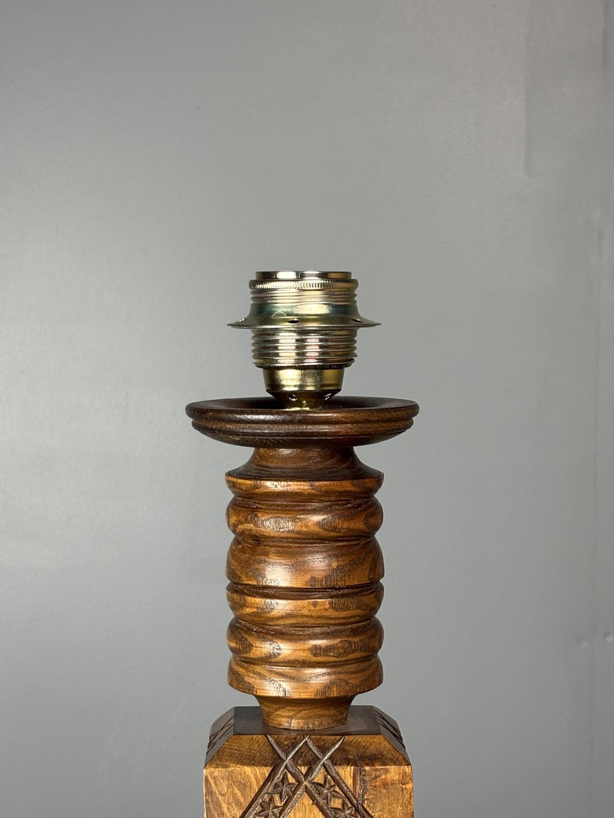 Luminaires Lampe de table mid-century Brutalist en bois tourné, dans le style de Charles Dudouyt photo