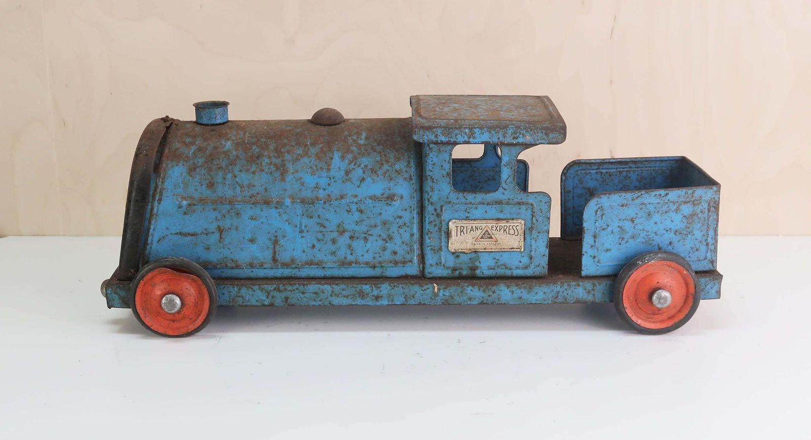 Vintage optrekspeelgoedtrein van blik. Engels, jaren 1950 photo for sale