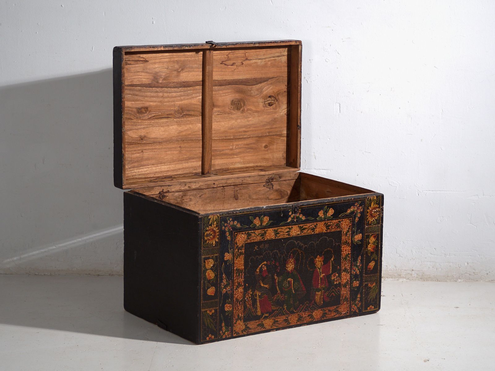 Antique Painted Trunk In Pine Wood – China, Circa 1900 photo 872.0