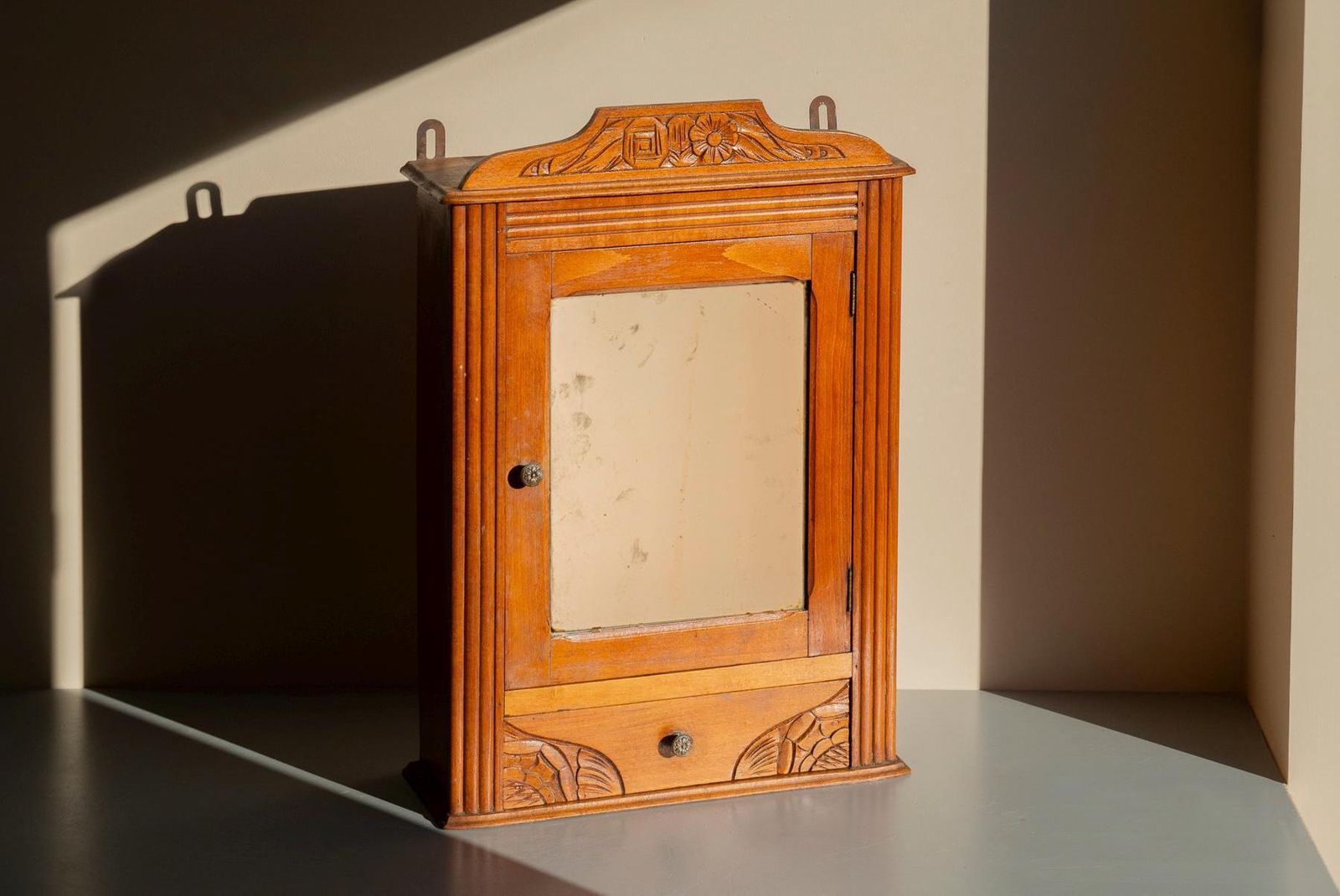 Antiek Frans Eikenhouten Wandkastje Met Spiegel   Art Deco Hangend Badkamer /Medicijnkastje   Vintage Opbergkast