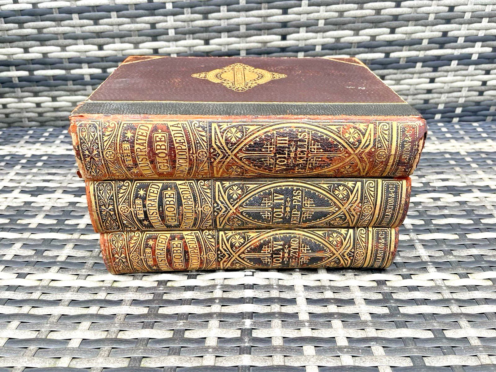 photo vinterior Antique Victorian Decorative Book 1880 Gilt Leather Globe Encyclopaedia Vol III