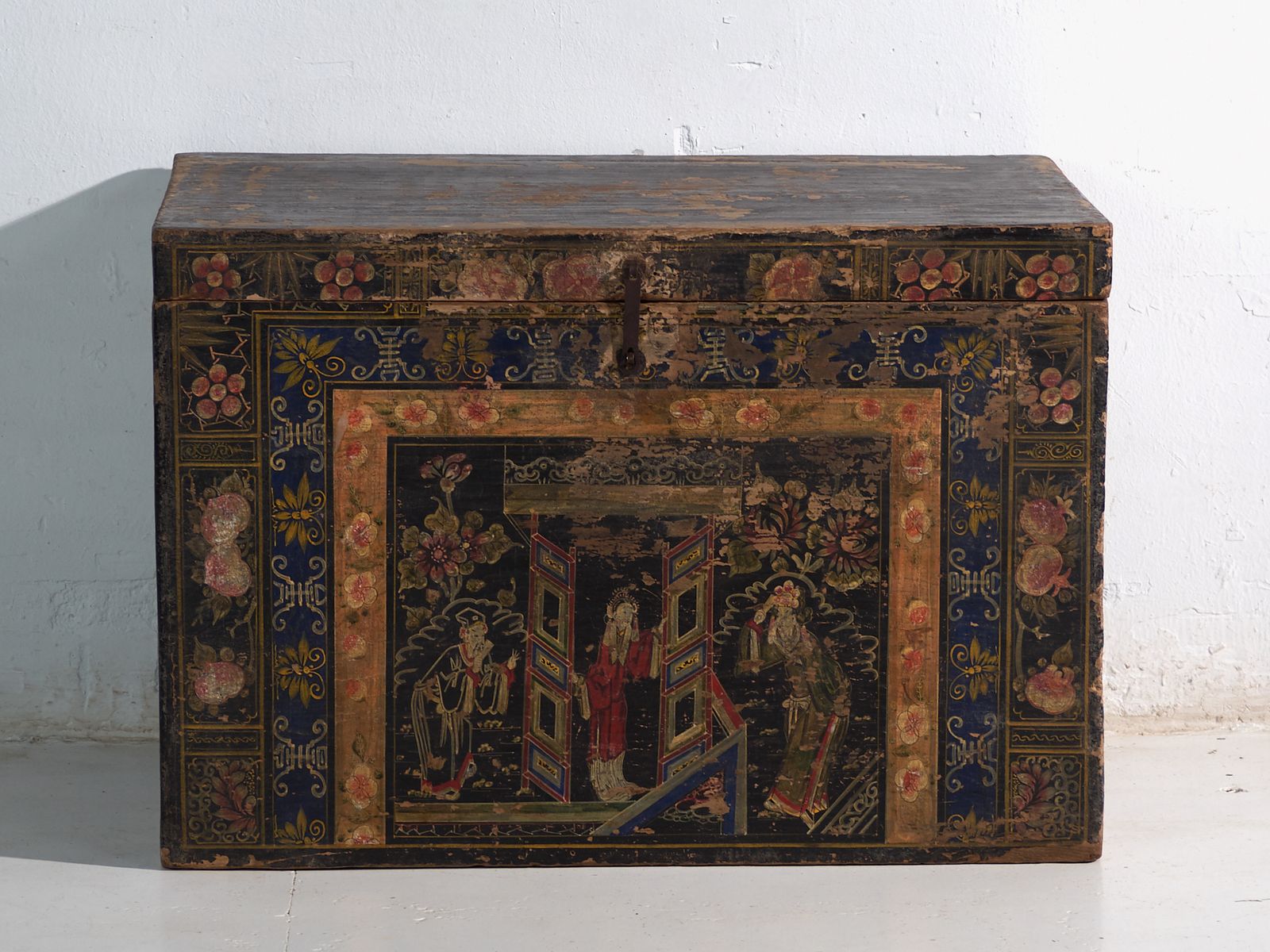 Antique Painted Trunk In Pine Wood – China, Circa 1900 photo vinterior