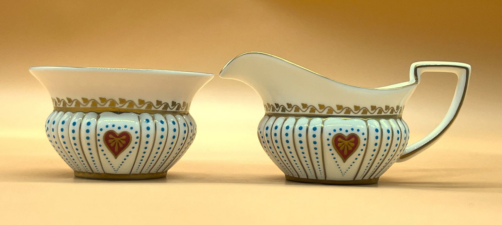 Wedgwood China Queen Of Hearts Design Roomkannetje En Suikerpot Set Nieuw In Doos. photo 149.95