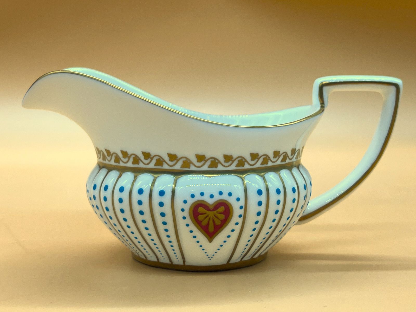 Wedgwood China Queen Of Hearts Design Roomkannetje En Suikerpot Set Nieuw In Doos. photo vintage