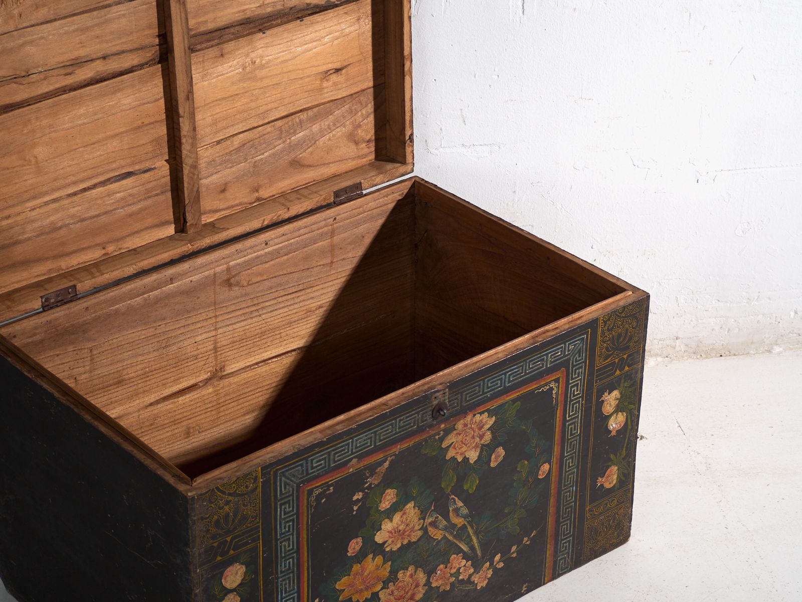 Antique Painted Trunk In Pine Wood – China, Circa 1900 photo 808.0