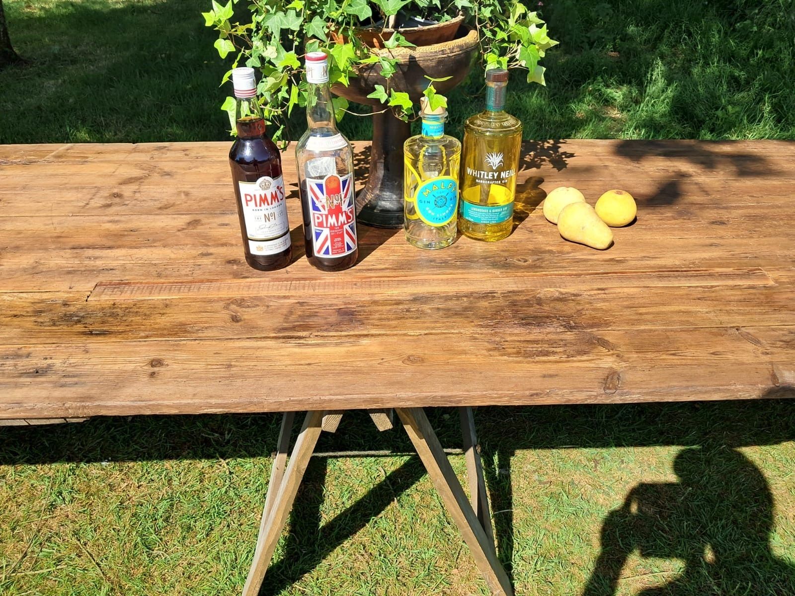photo vintage Harvest Trestle Table